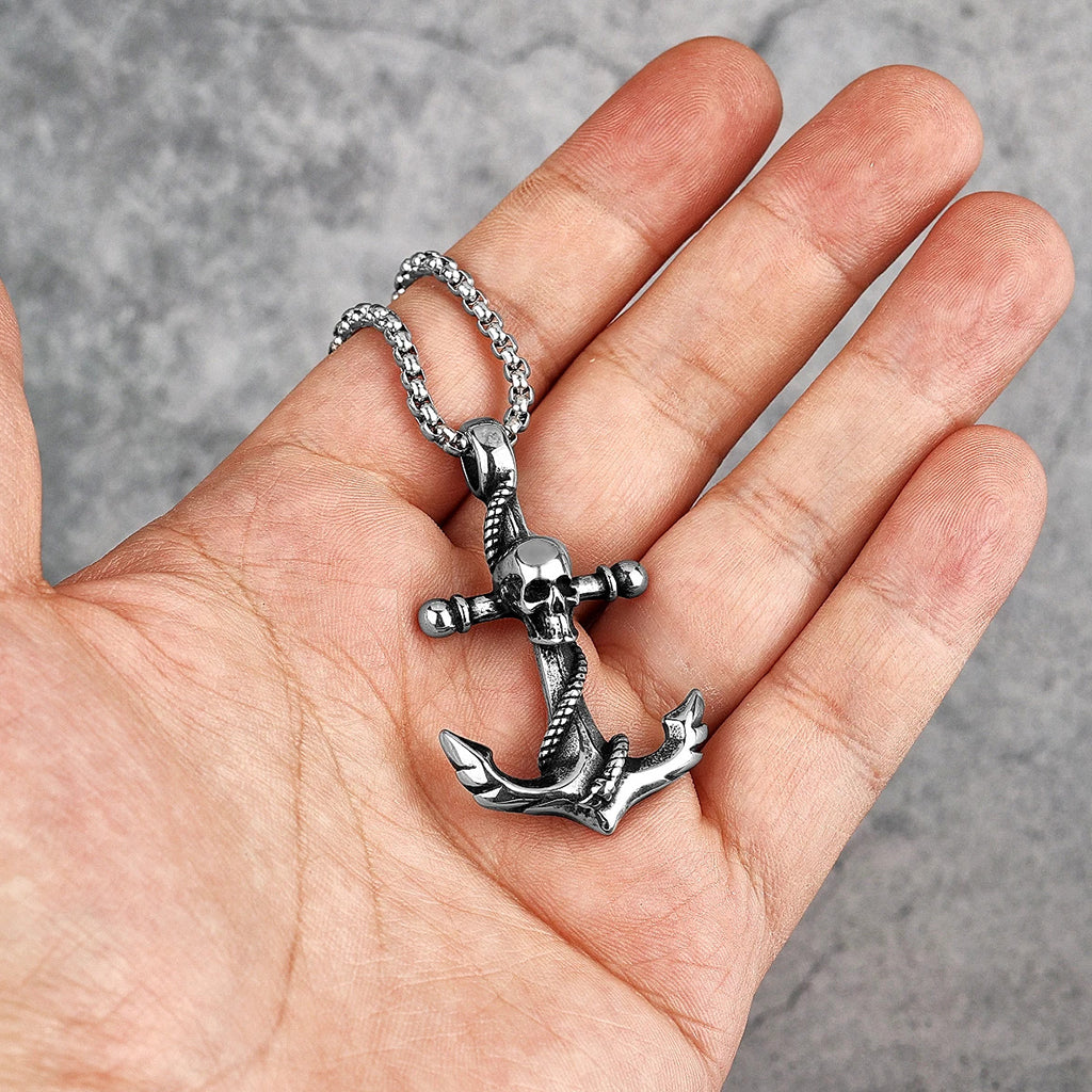 Silverfärgat hängsmycke föreställande ett ankare med rep och en skalle i mitten