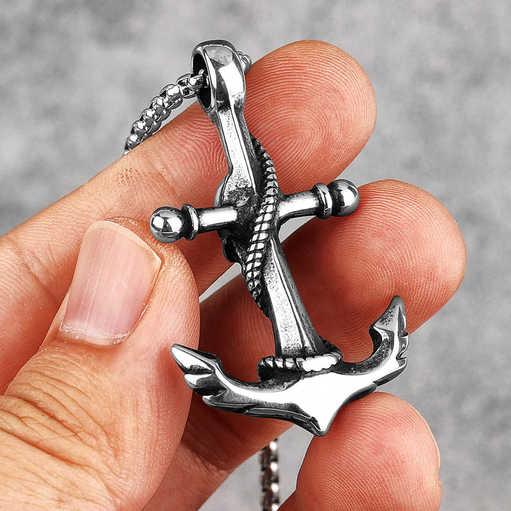 Silverfärgat hängsmycke föreställande ett ankare med rep och en döskalle i mitten