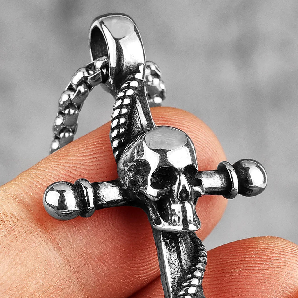 Silverfärgat hängsmycke föreställande ett ankare med rep och ett kranium i mitten