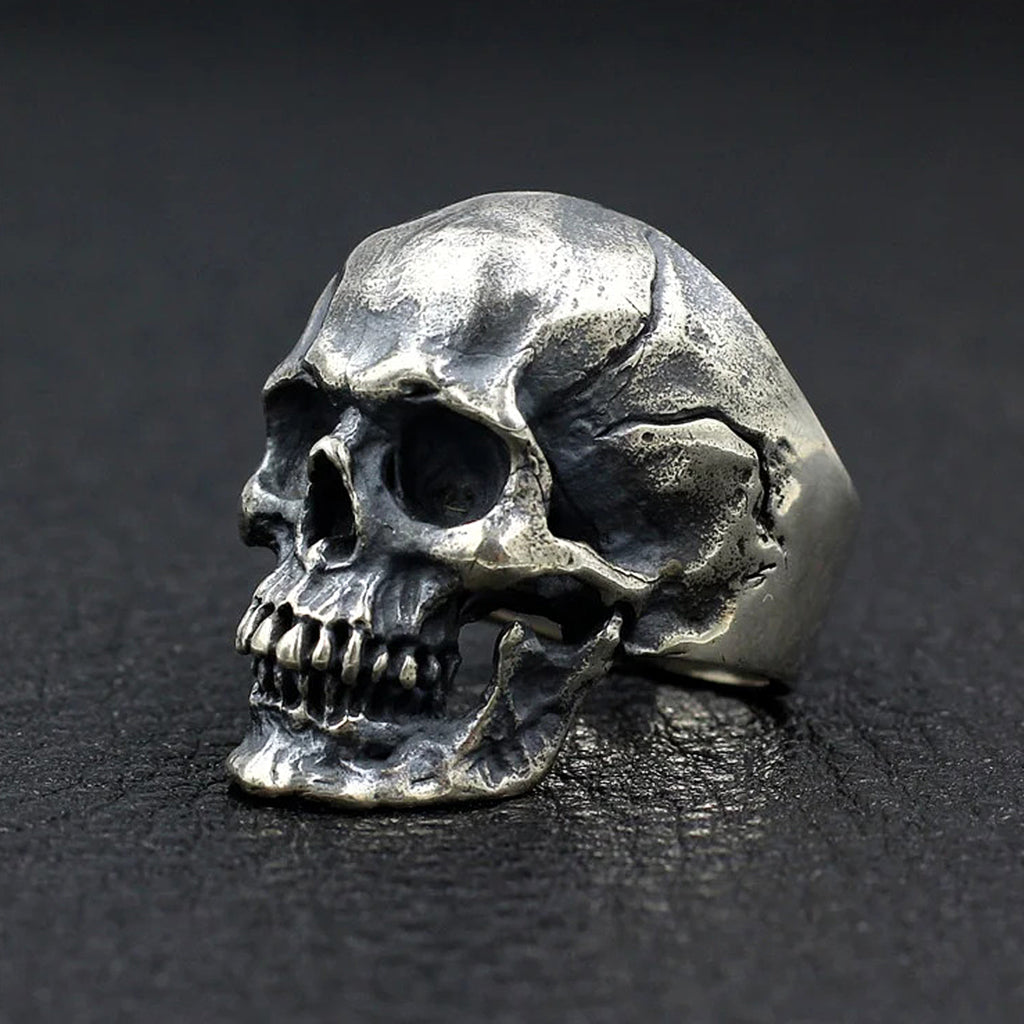 Dödskallering i äkta sterling silver med en antik finish