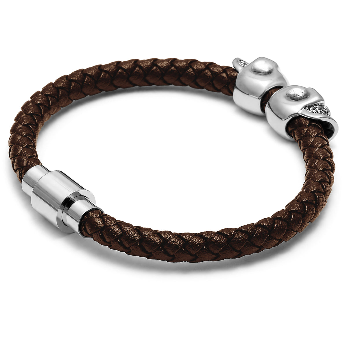 Armband av brunt läder med två dekorativa dödskallar av silverfärgat stål