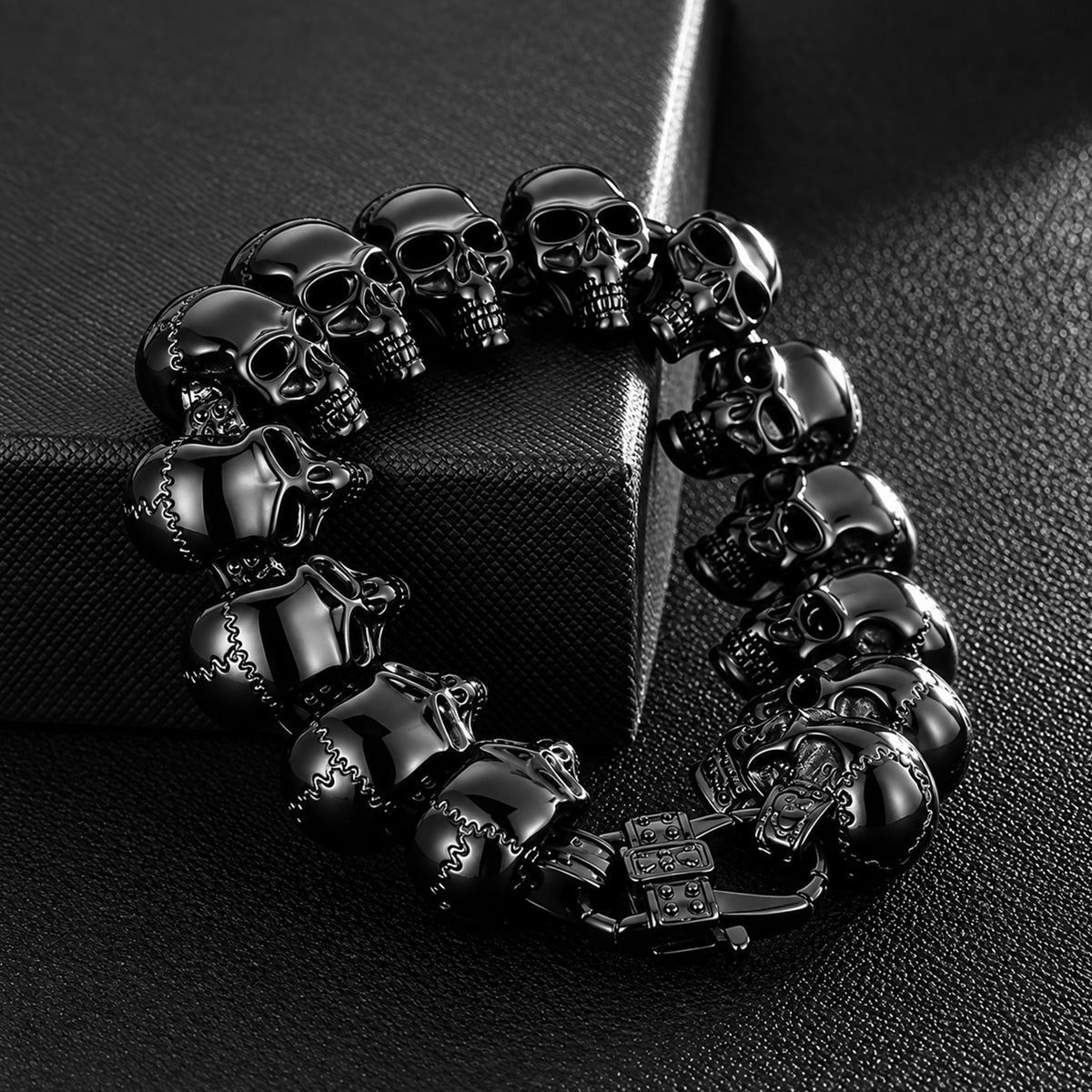 Armband för herr med svarta dödskallar