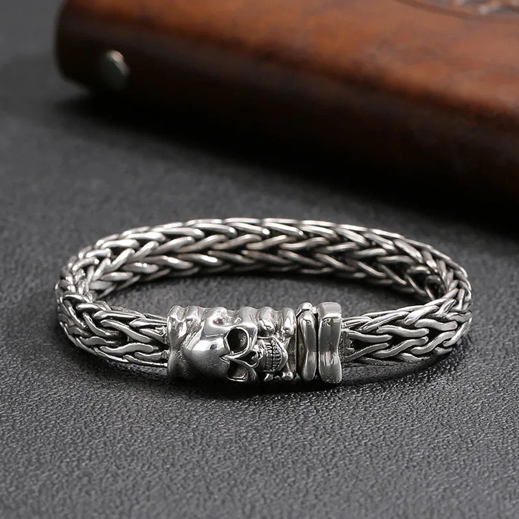 Silverfärgat sterling silver armband i form av kedja med dödskalle-lås
