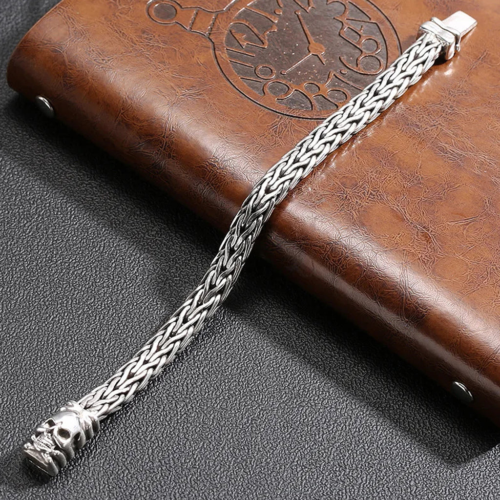 Silverfärgat sterling silver armband i form av kedja med dödskalle-lås