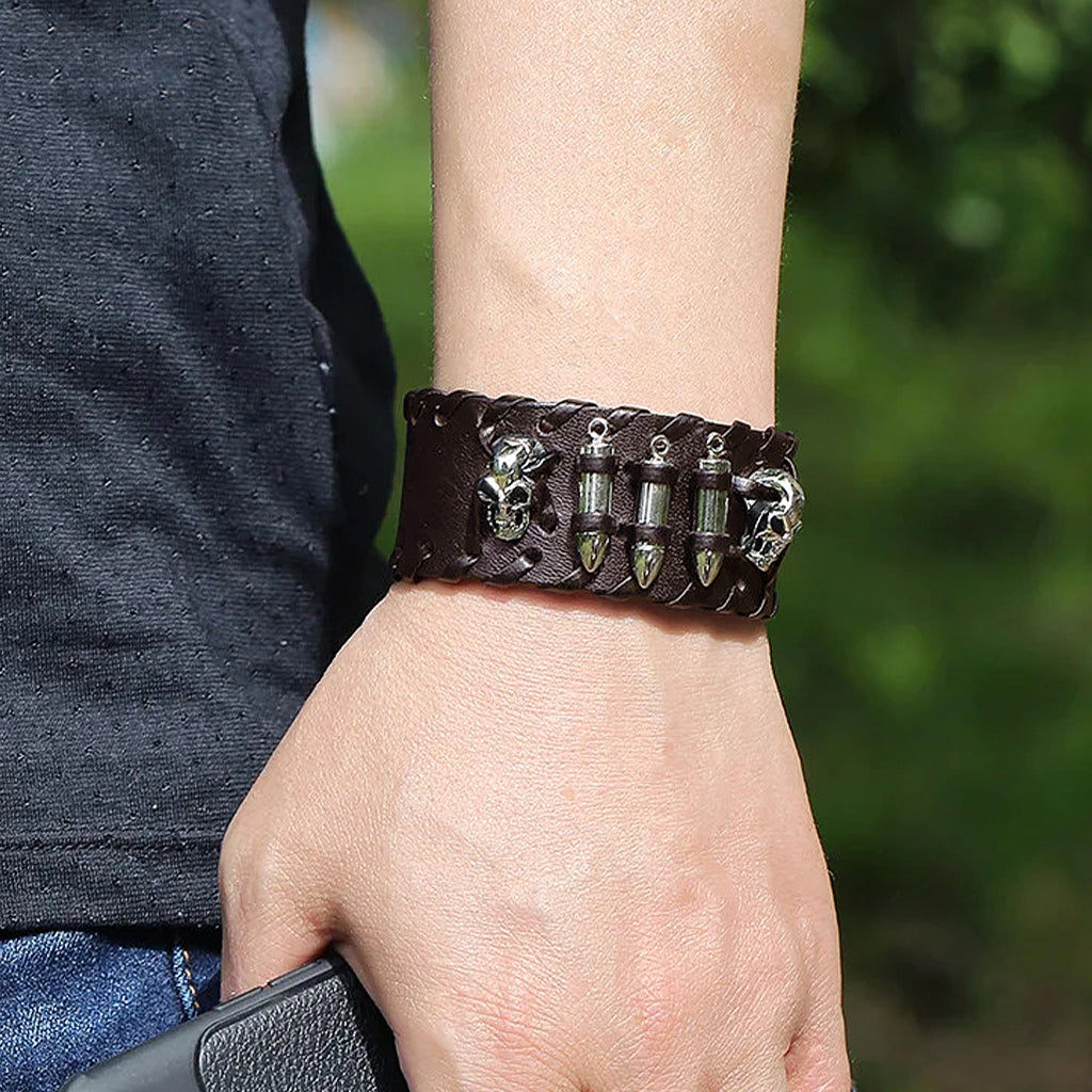 Brunfärgat läderarmband med kulor och kranium