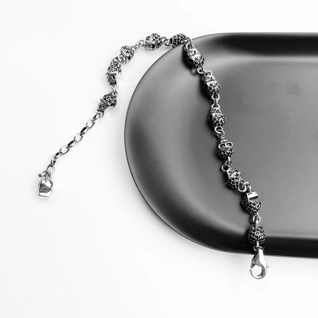 Silverfärgat länkarmband för herr av sterlingsilver med zirkonprydda döskallar