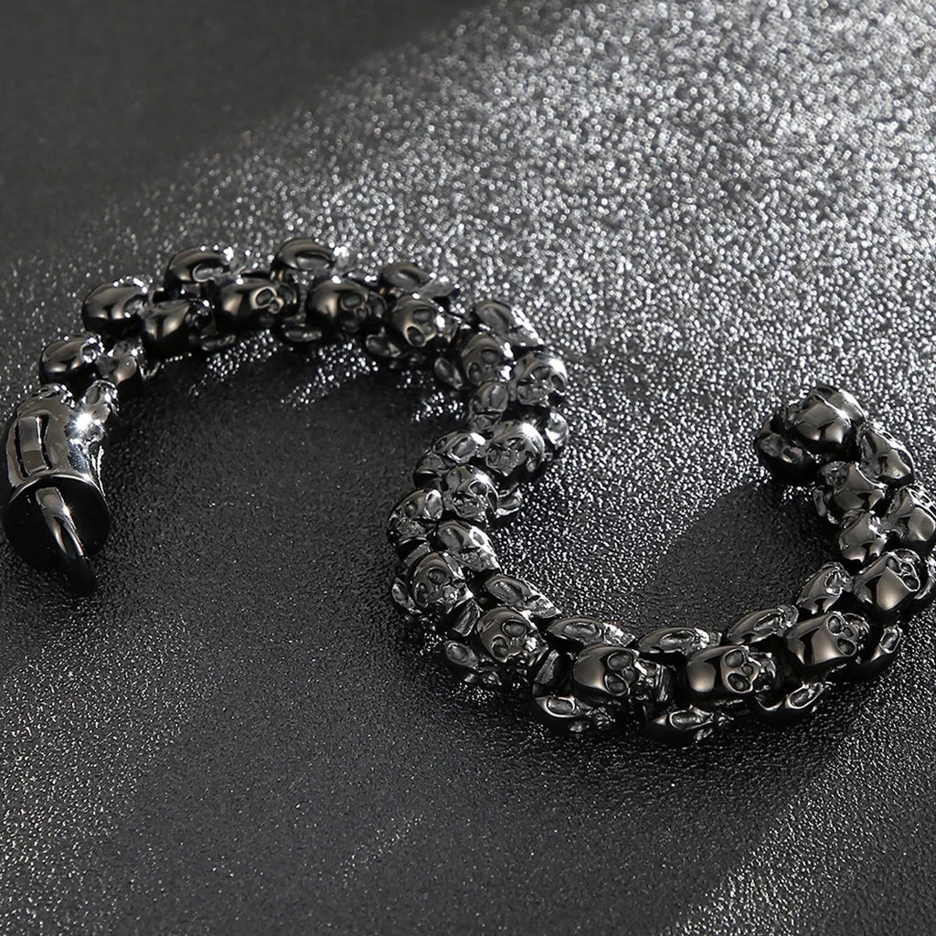 Armband i rostfritt stål med svarta dödskallar runtom