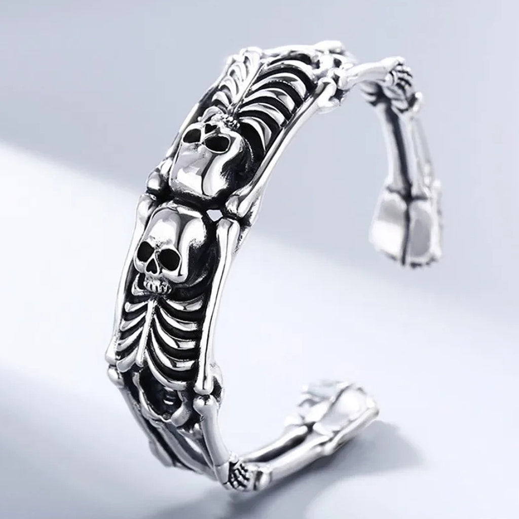 Silverfärgat bangle-armband av sterlingsilver med två skelett