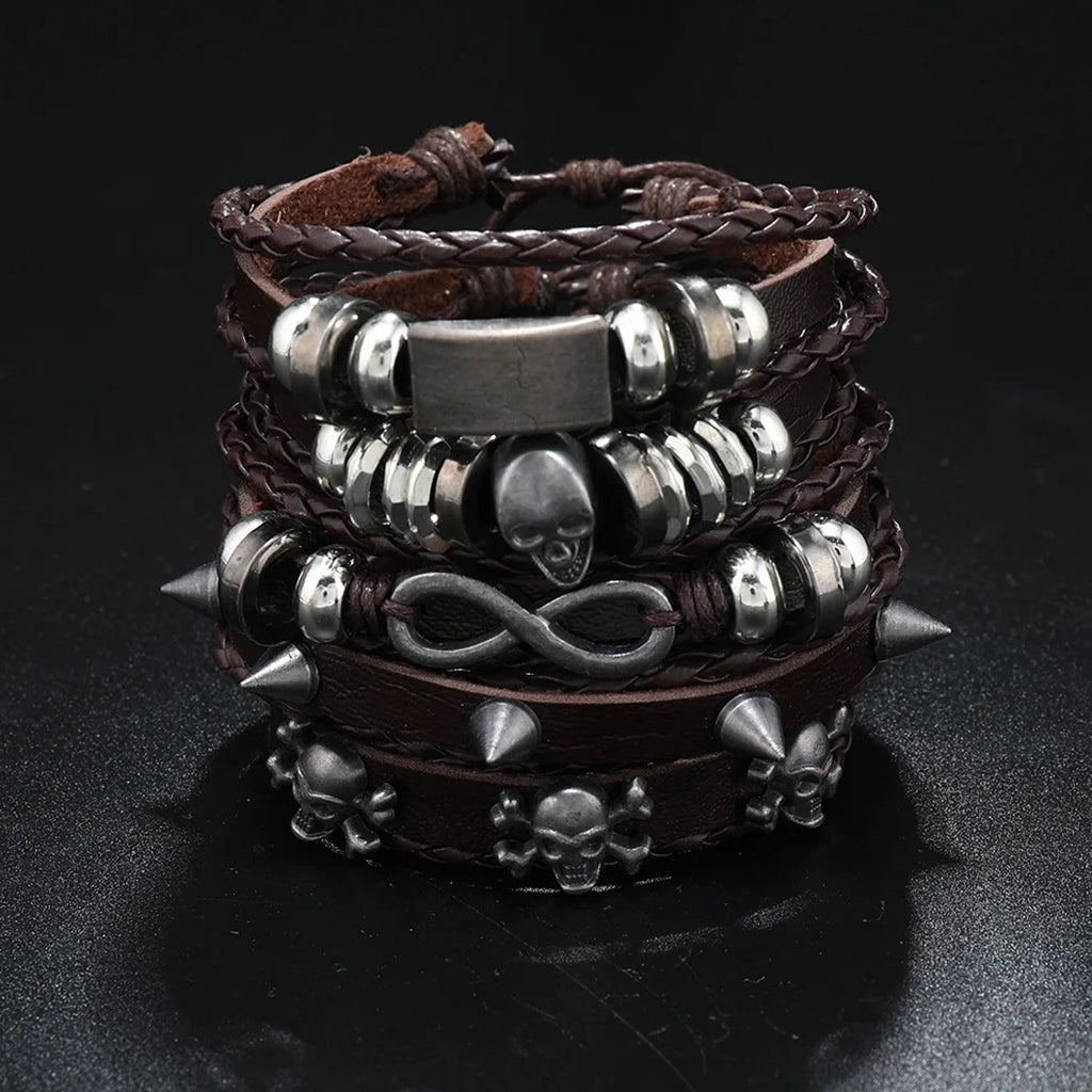 Bruna armband i läder med dödskallar och nitar