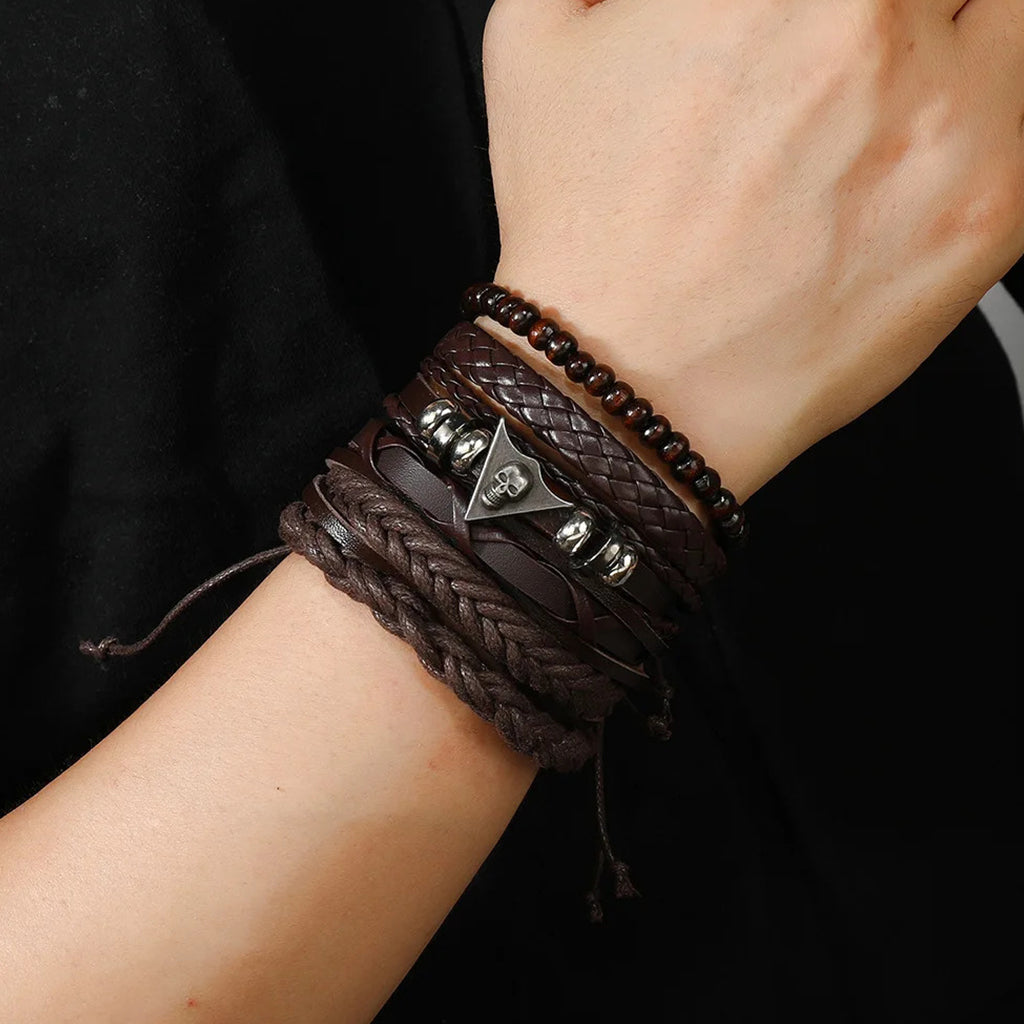 Bruna armband i läder med döskalle