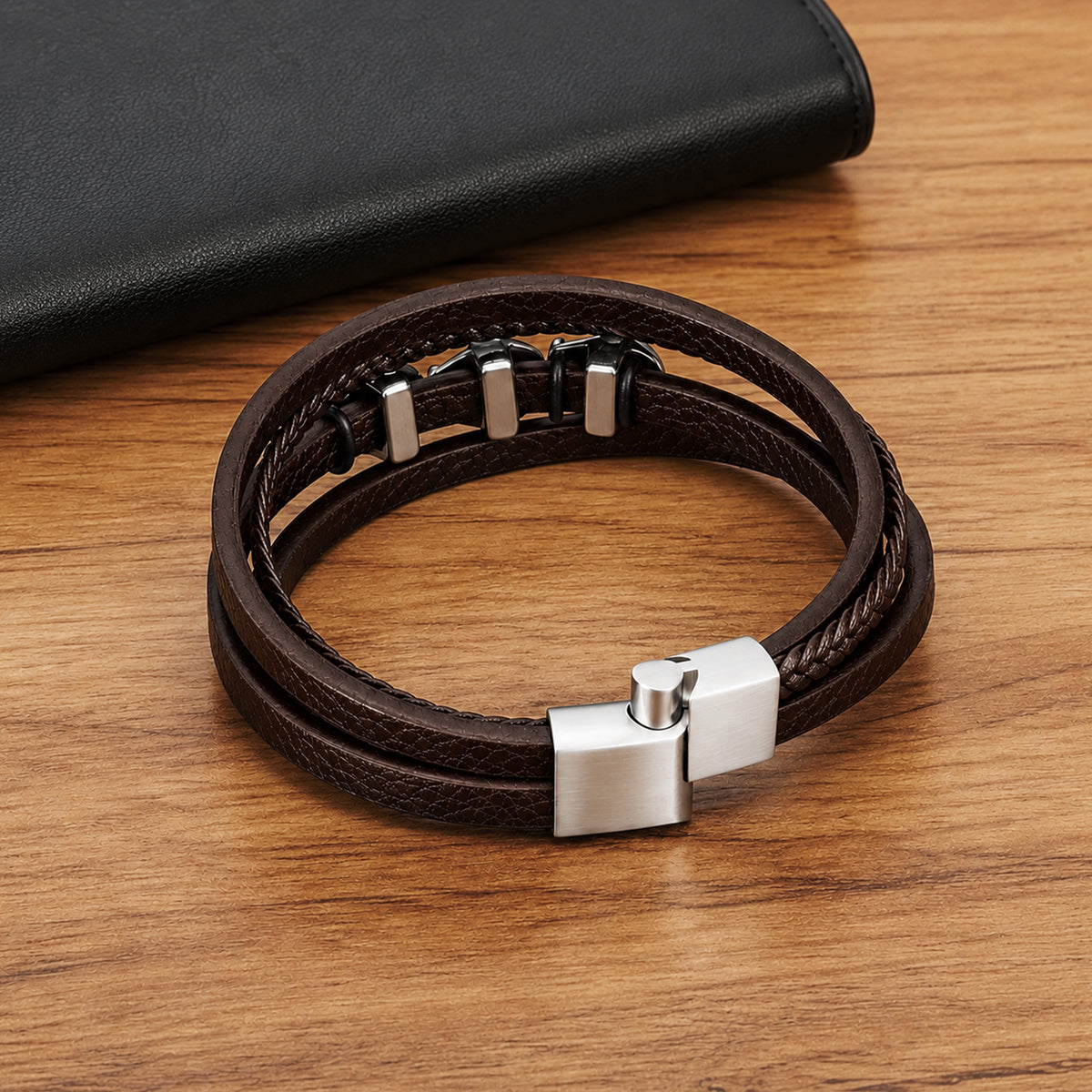 Mörkbrunt dödskalle armband som består av fyra läderremmar