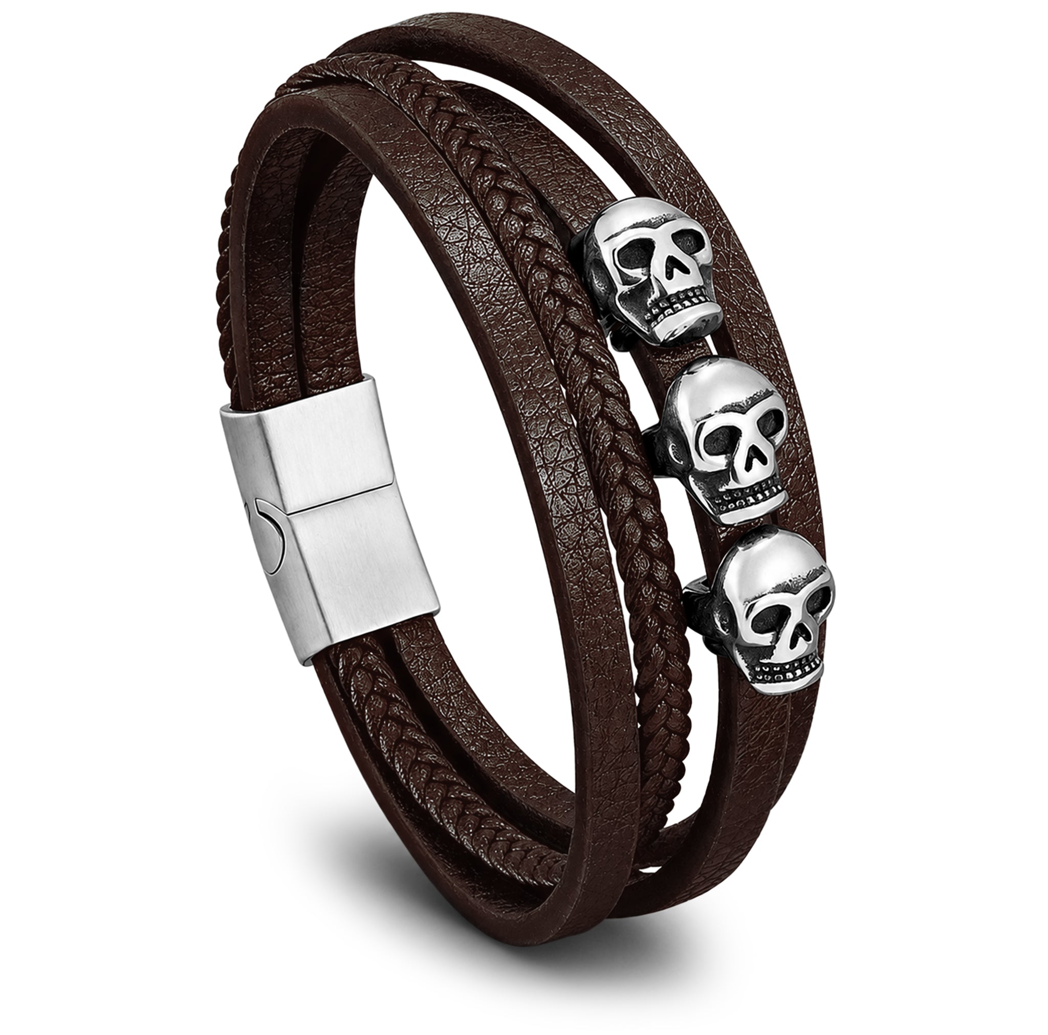 Brunt läderarmband med tre dödskallar av silverfärgat rostfritt stål