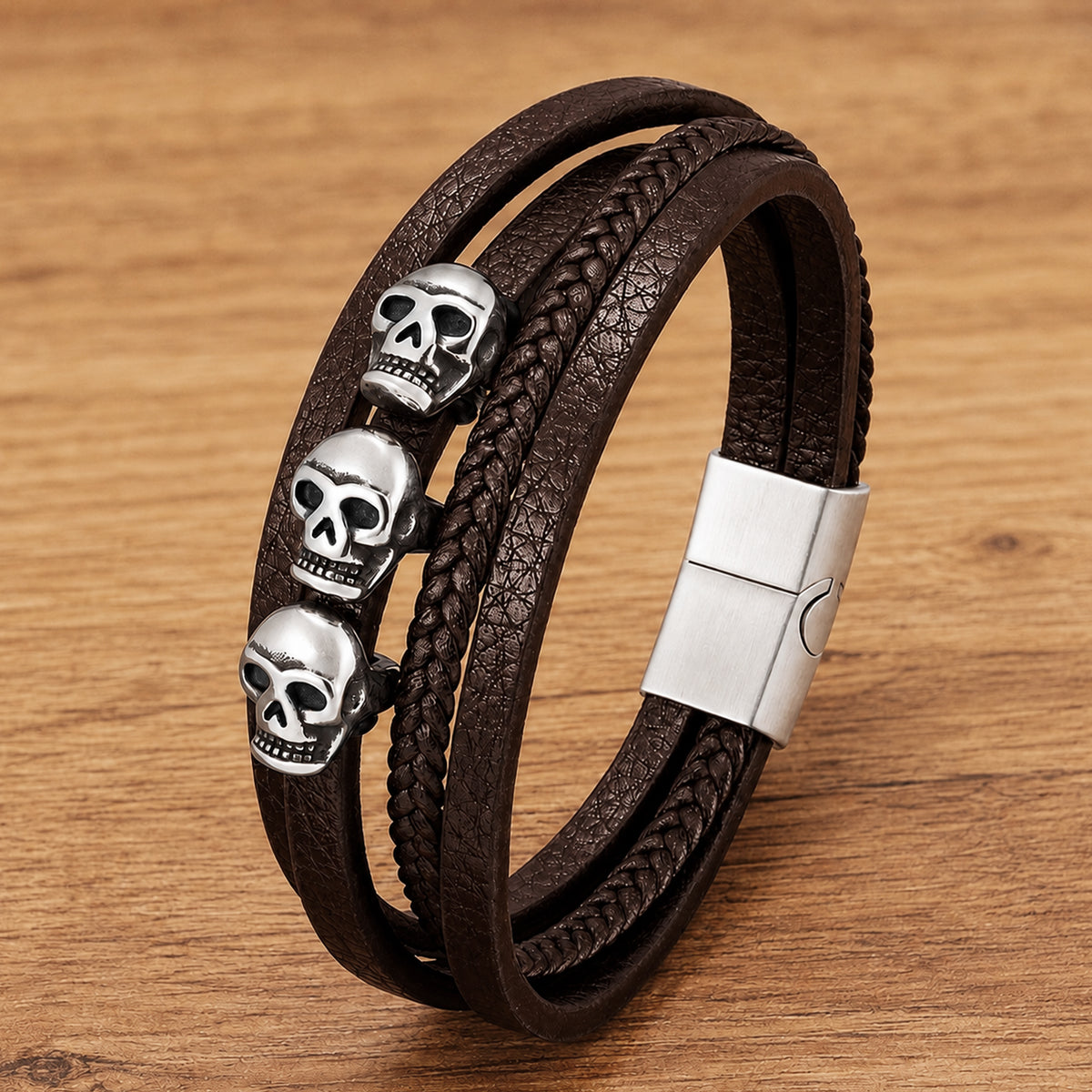 Brunt lager-på-lager läderarmband med tre dödskallar av rostfritt stål