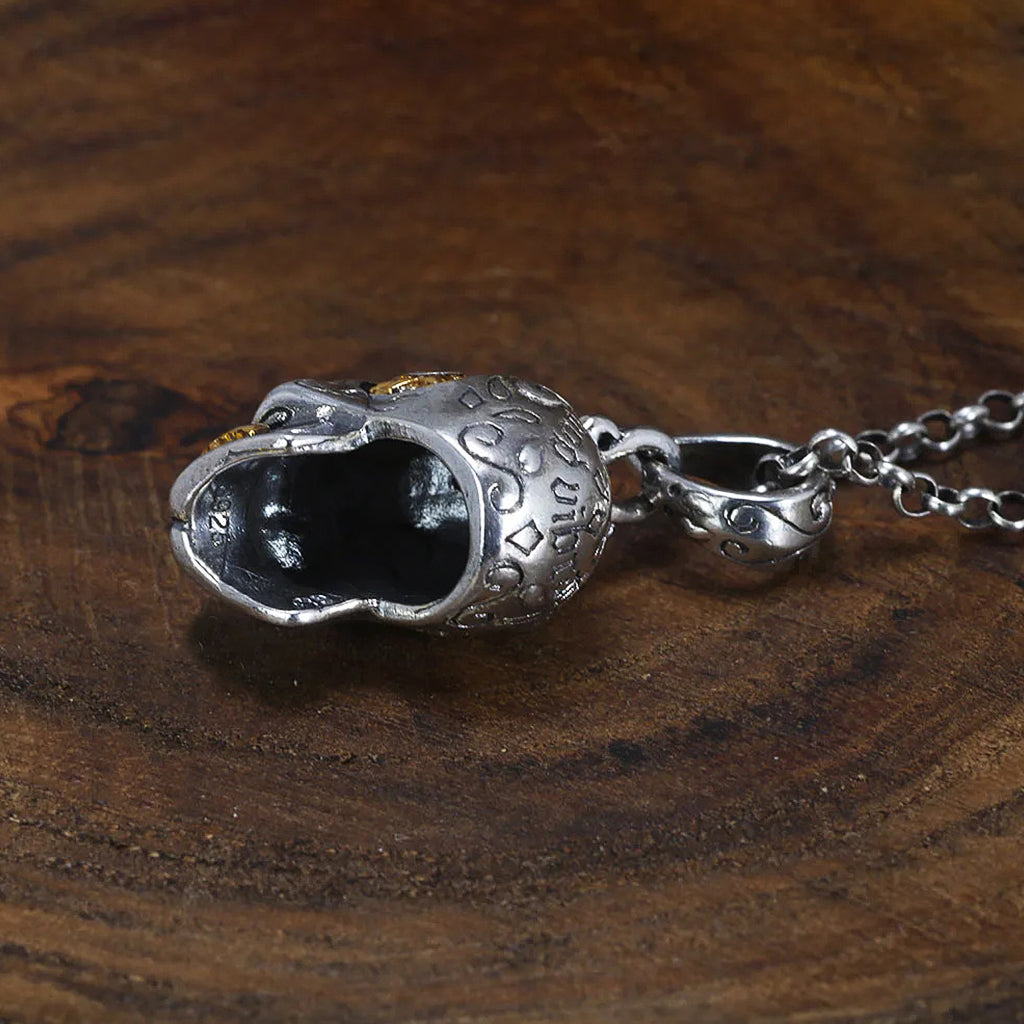 Sterlingsilver halsband föreställande en mexikansk dödskalle med guldfärgade utsmyckningar