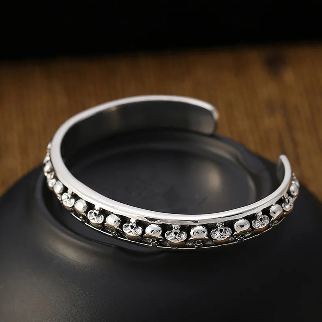 Silverfärgat cuff-armband med dödskallar av sterlingsilver