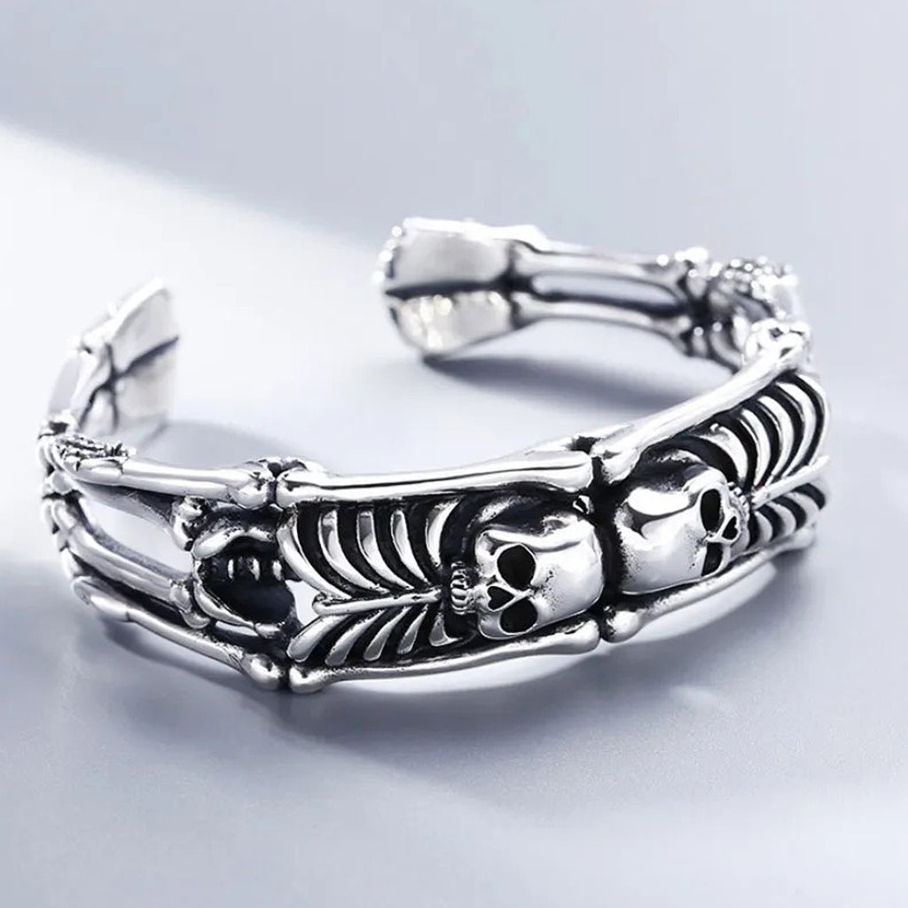 Silverfärgat cuff-armband av sterling silver med två skelett