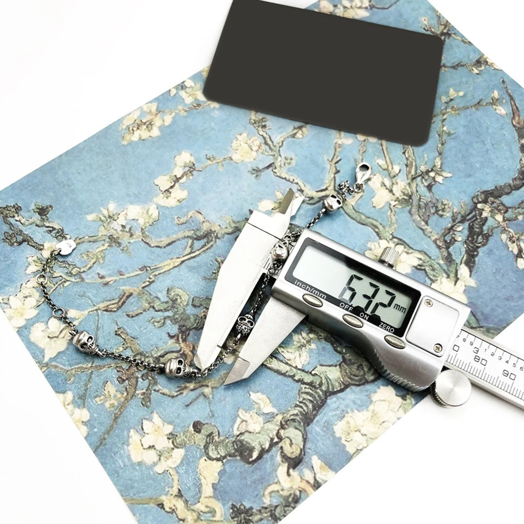 Silverfärgat dam armband av sterlingsilver med dödskallar