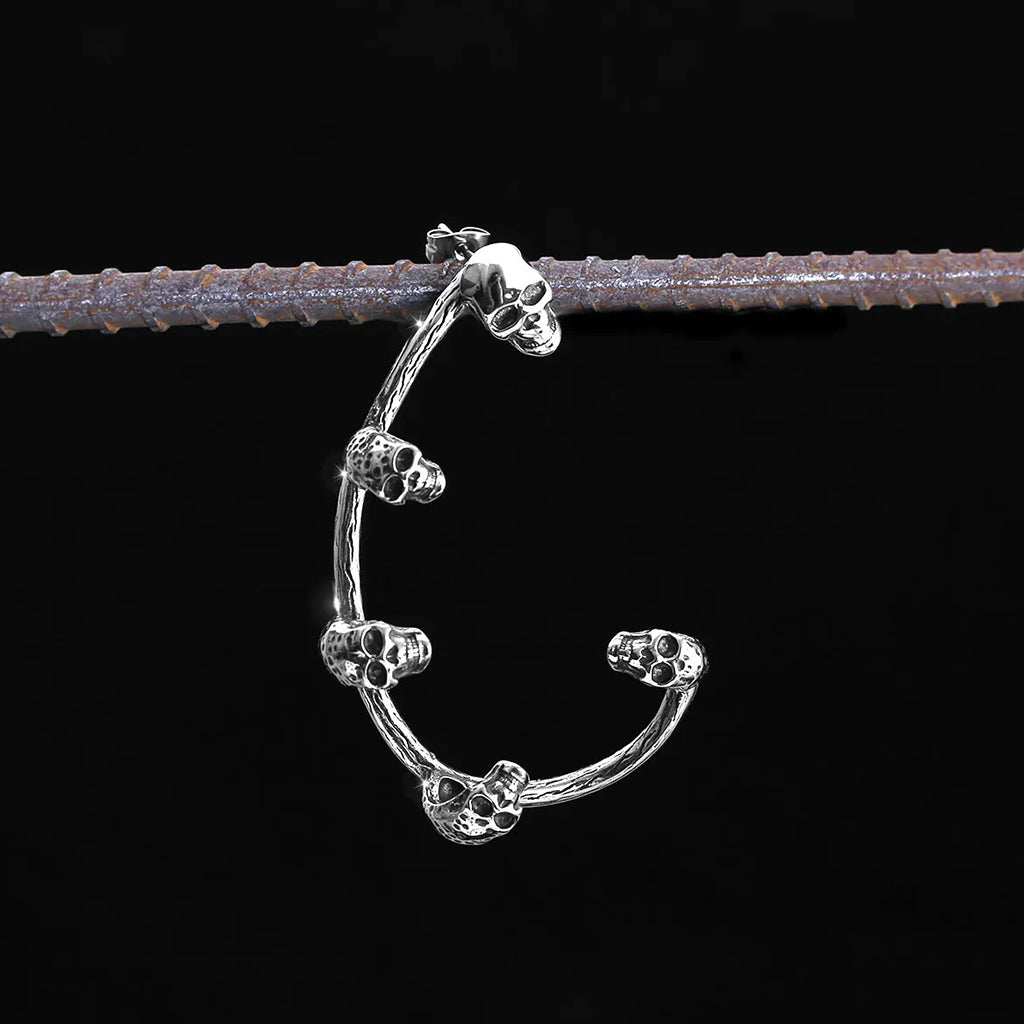 Dam örhänge med dödskallar