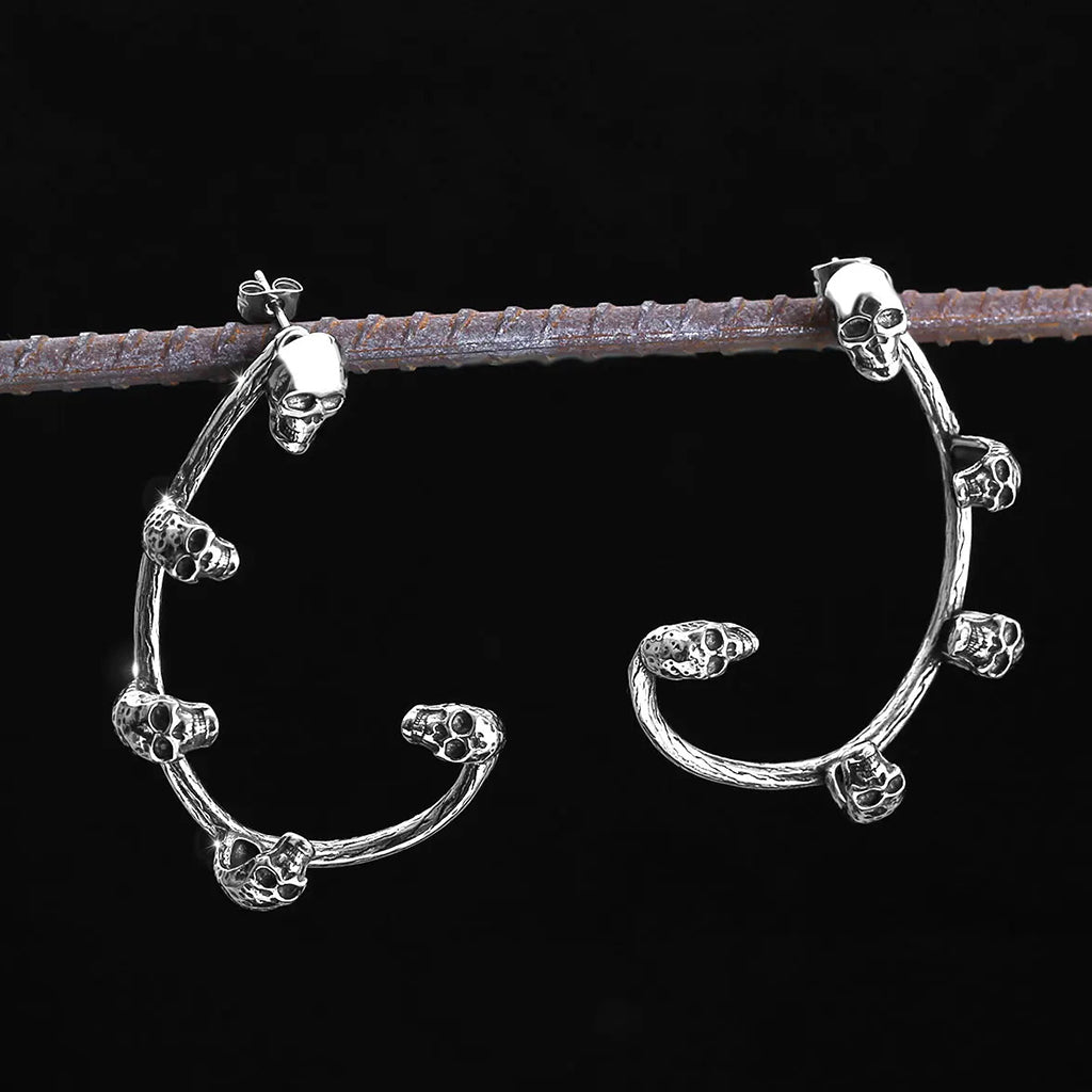 Dam örhängen med dödskallar på