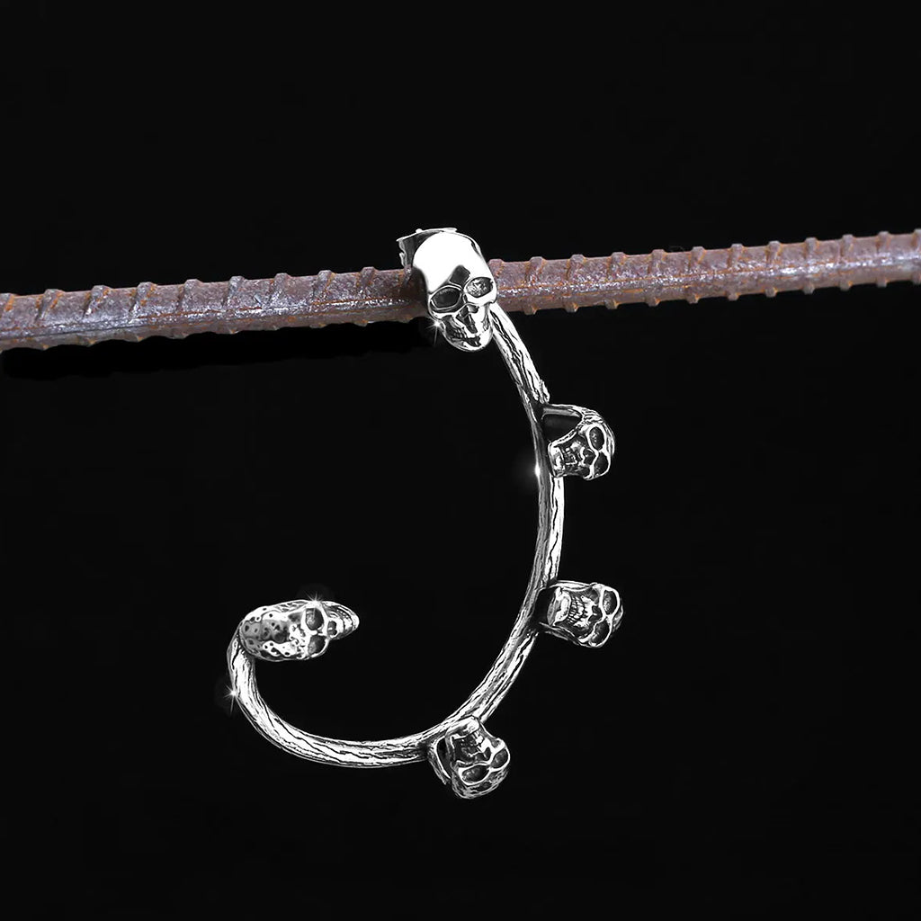 Dam öronstift med dödskallar