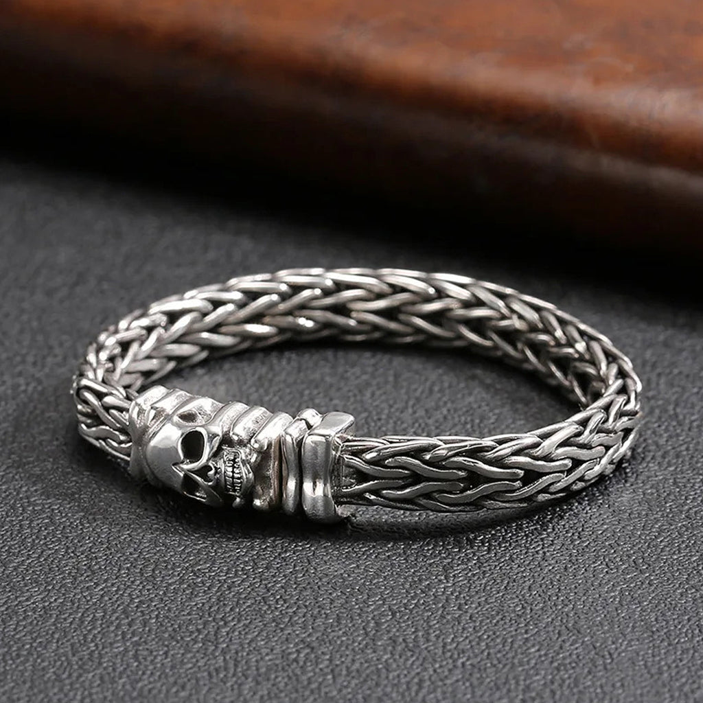 Silverfärgat sterling silver armband i form av flätad kedja med dödskalle-lås