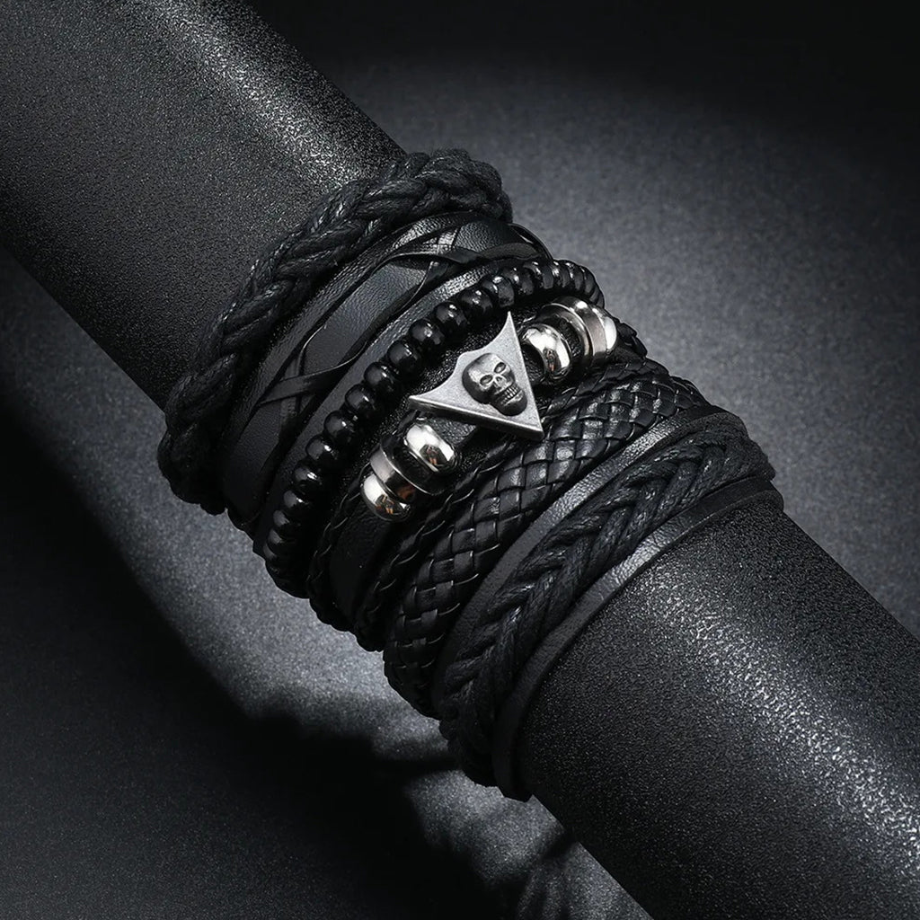 Svart armband i skinn med kranium