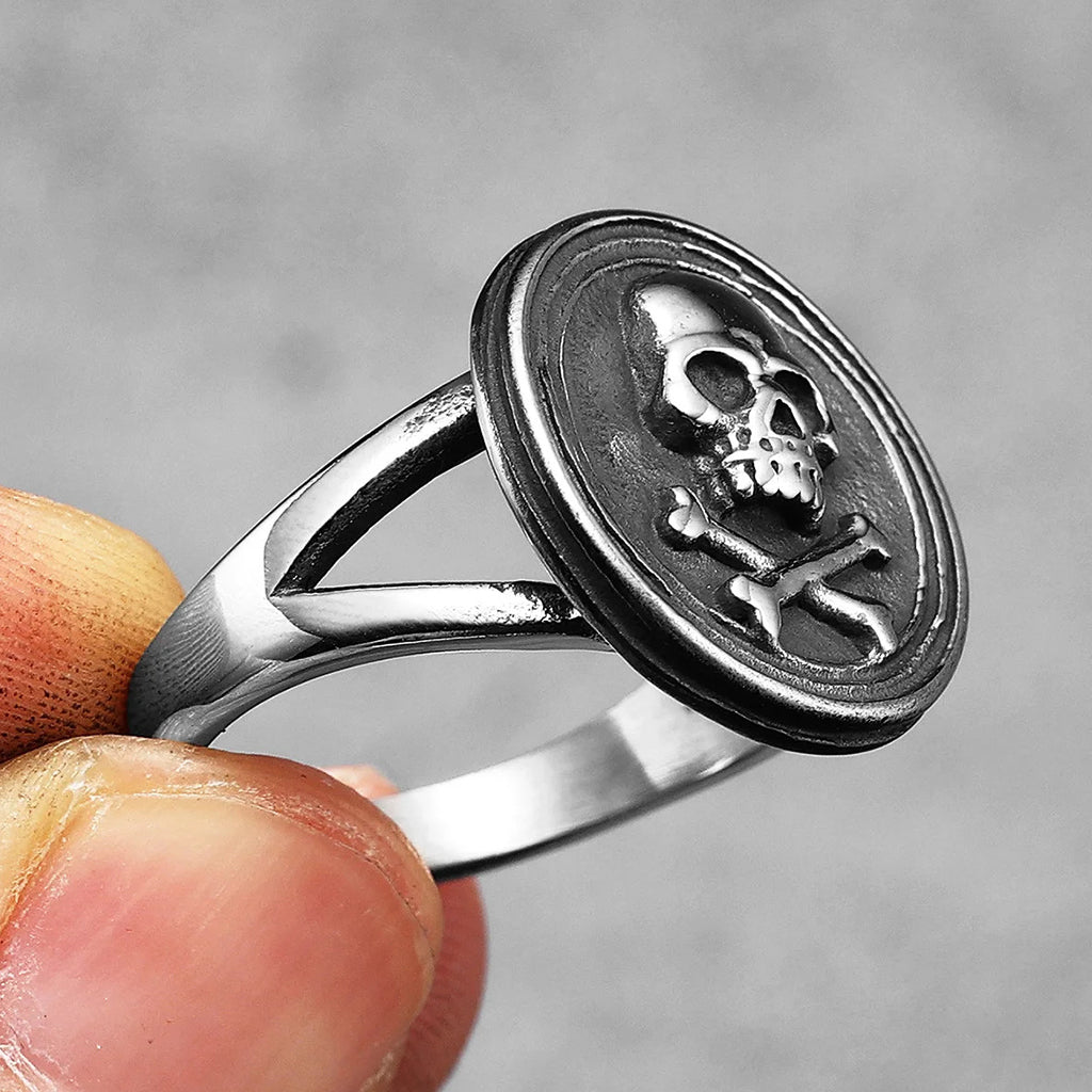 Ring med dödskalle och två korsade benknotor