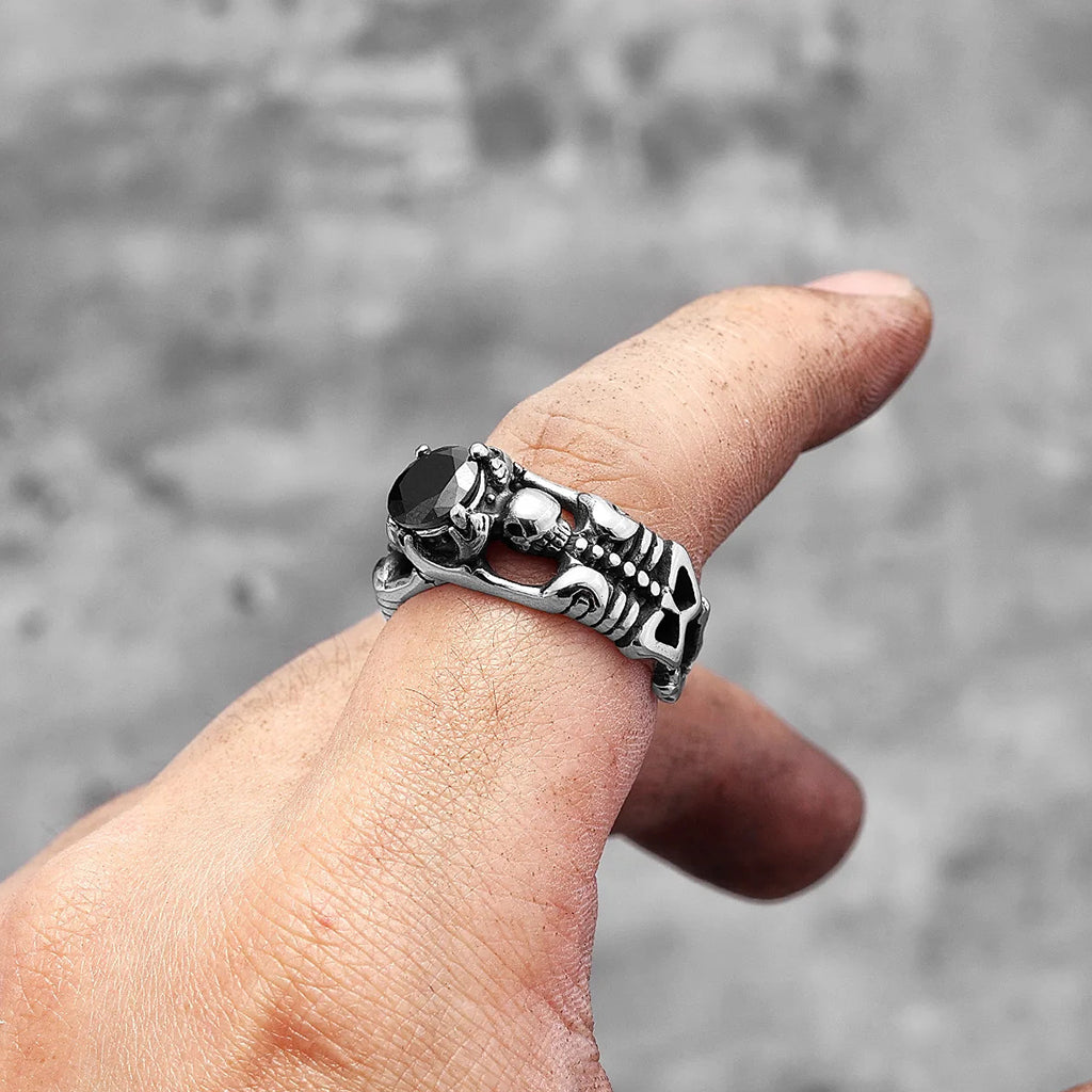 Dödskalle förlovningsring med svart diamant