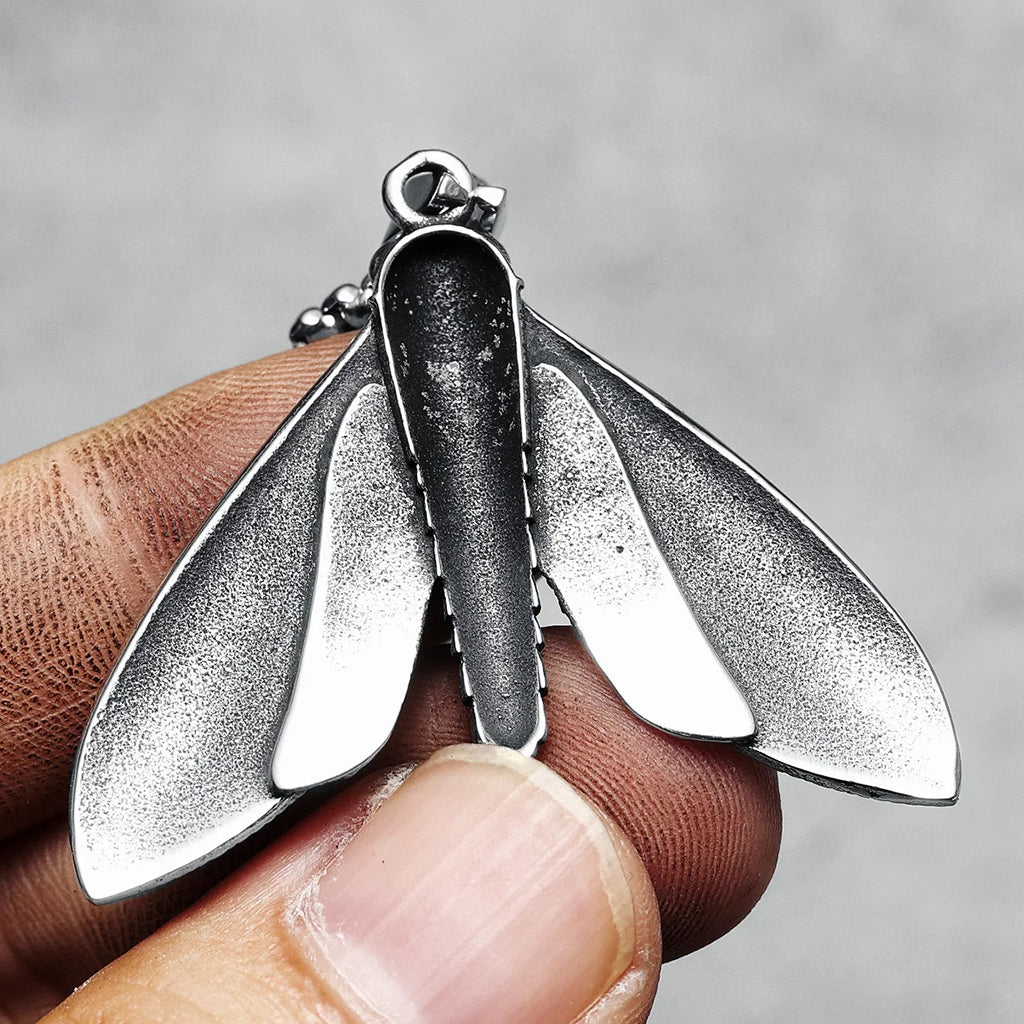 Halsband med fjäril med dödskalleliknande teckning på mellankroppens ryggsida