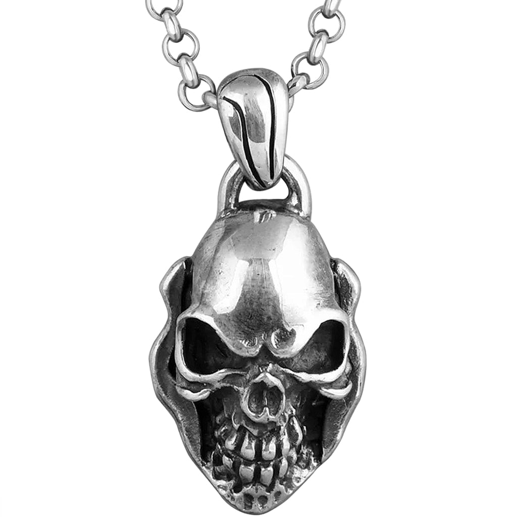 Silverfärgat hänge av silver föreställande en ondskefullt flinande dödskalle