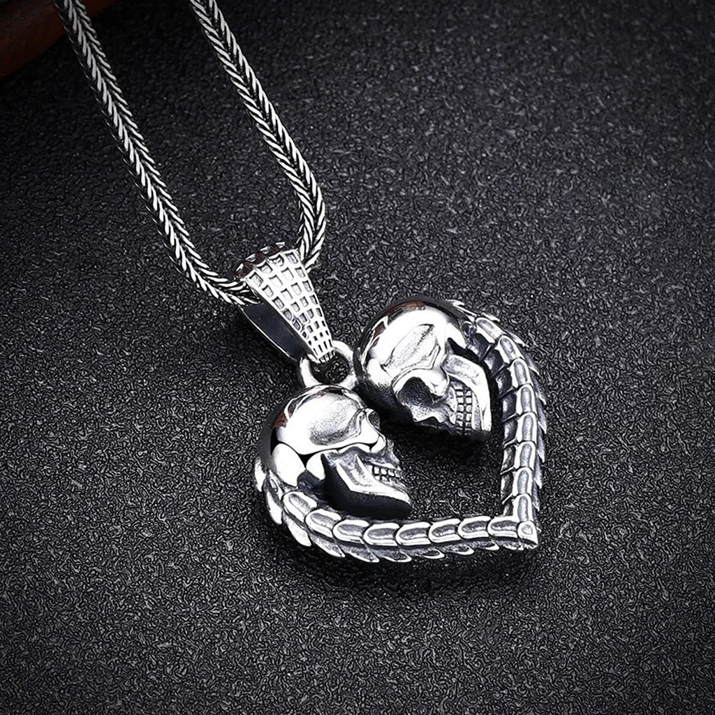 Silverfärgat sterling silver smycke föreställande ett dödskalle-hjärta