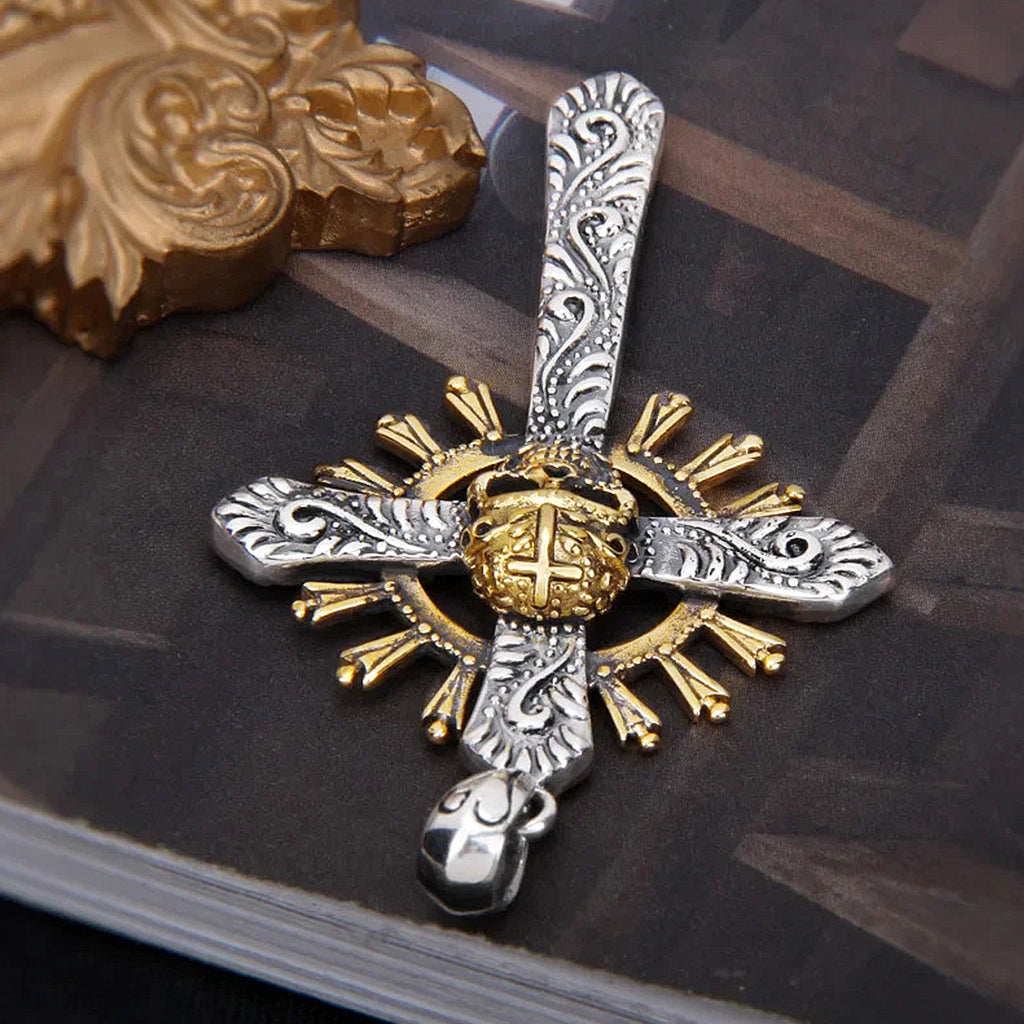 Silver halsband föreställande ett kelterkors med en guldfärgad dödskalle i centrum