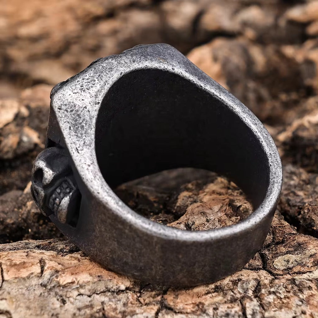 Dödskalle klackring med siffran 13 på klacken