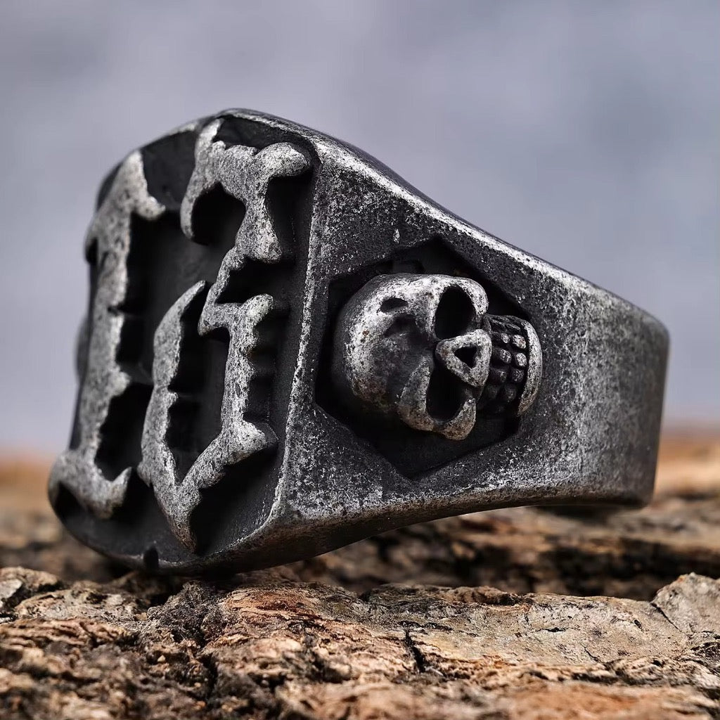 Dödskalle klackring med siffran 13 på klacken