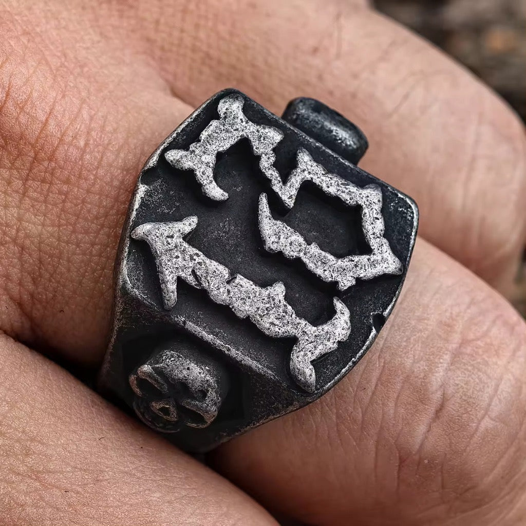 Dödskalle klackring med siffran 13 på klacken