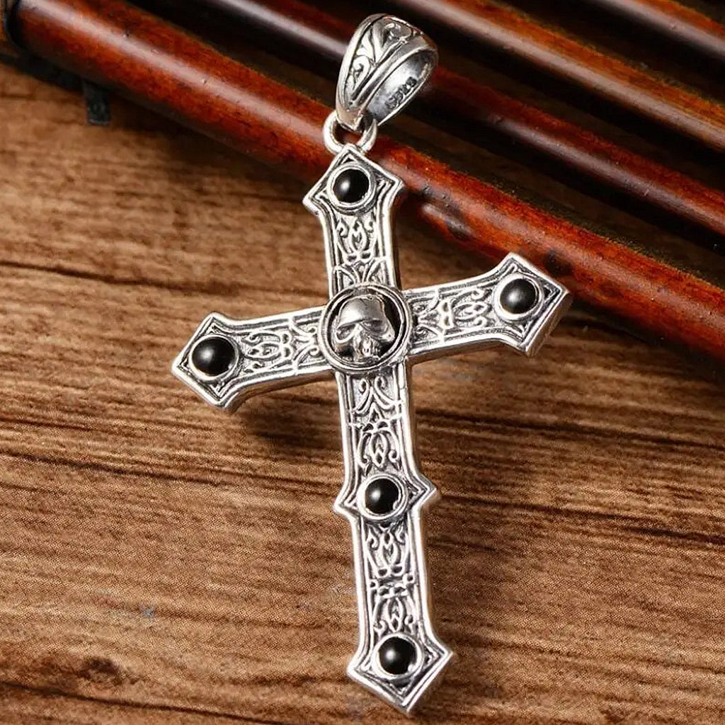 Latinskt sterling silver kors halsbandshänge med en dödskalle och svarta agater