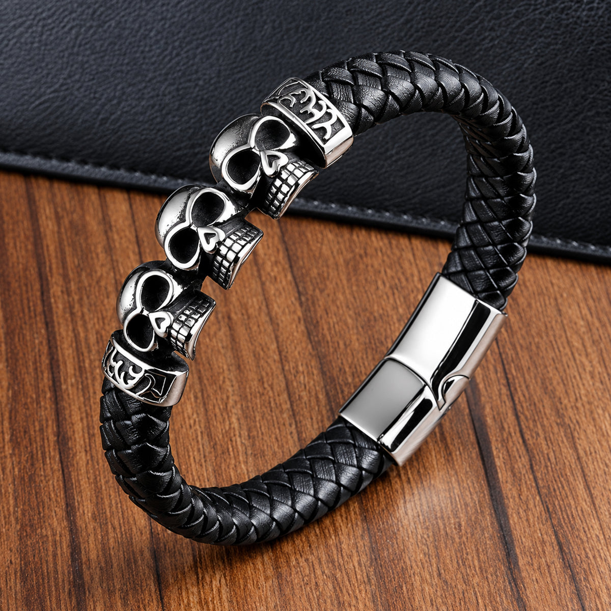 Svart läderarmband av äkta koläder med tre detaljerade dödskallar