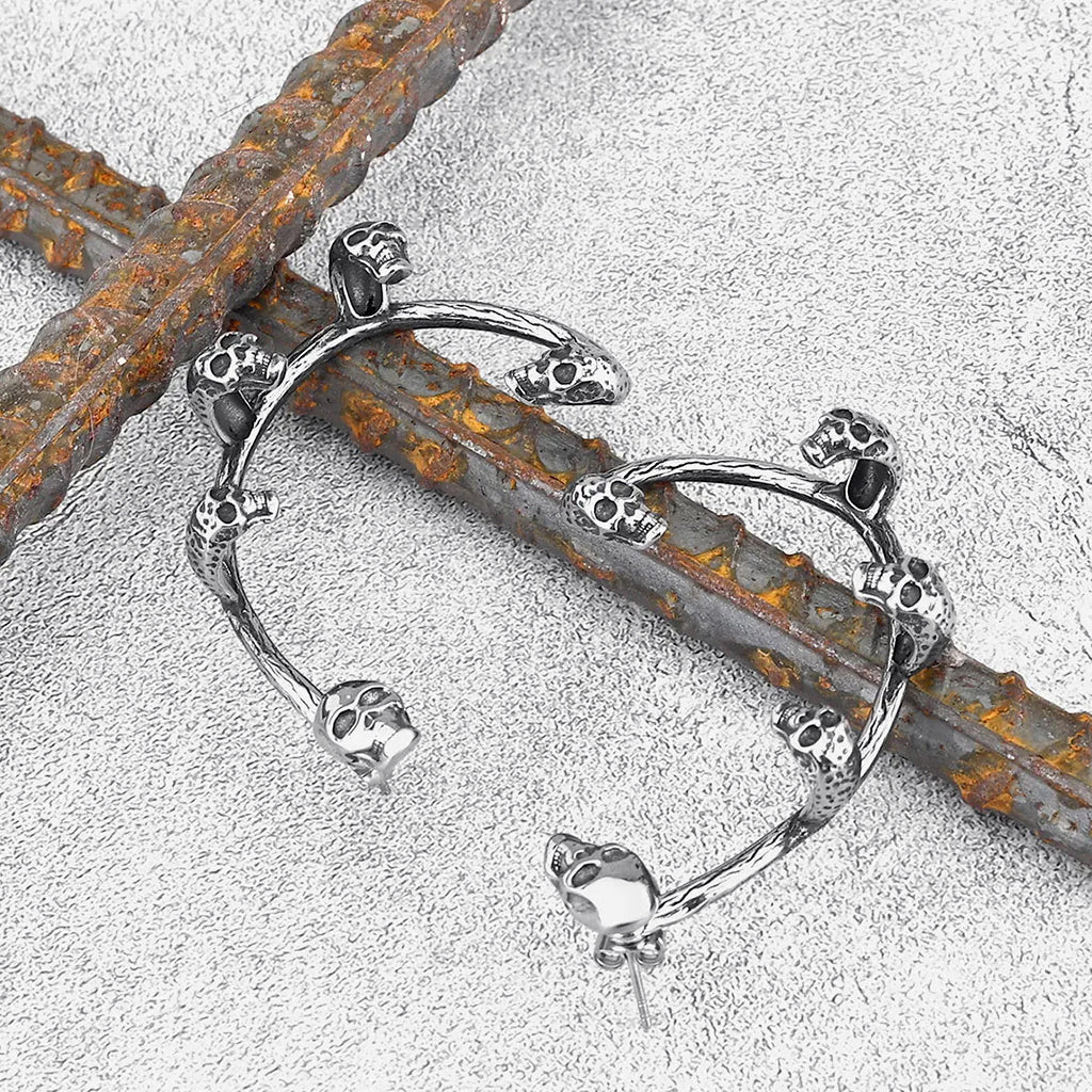 Örhängen med dödskallar som hänger runt hela örat