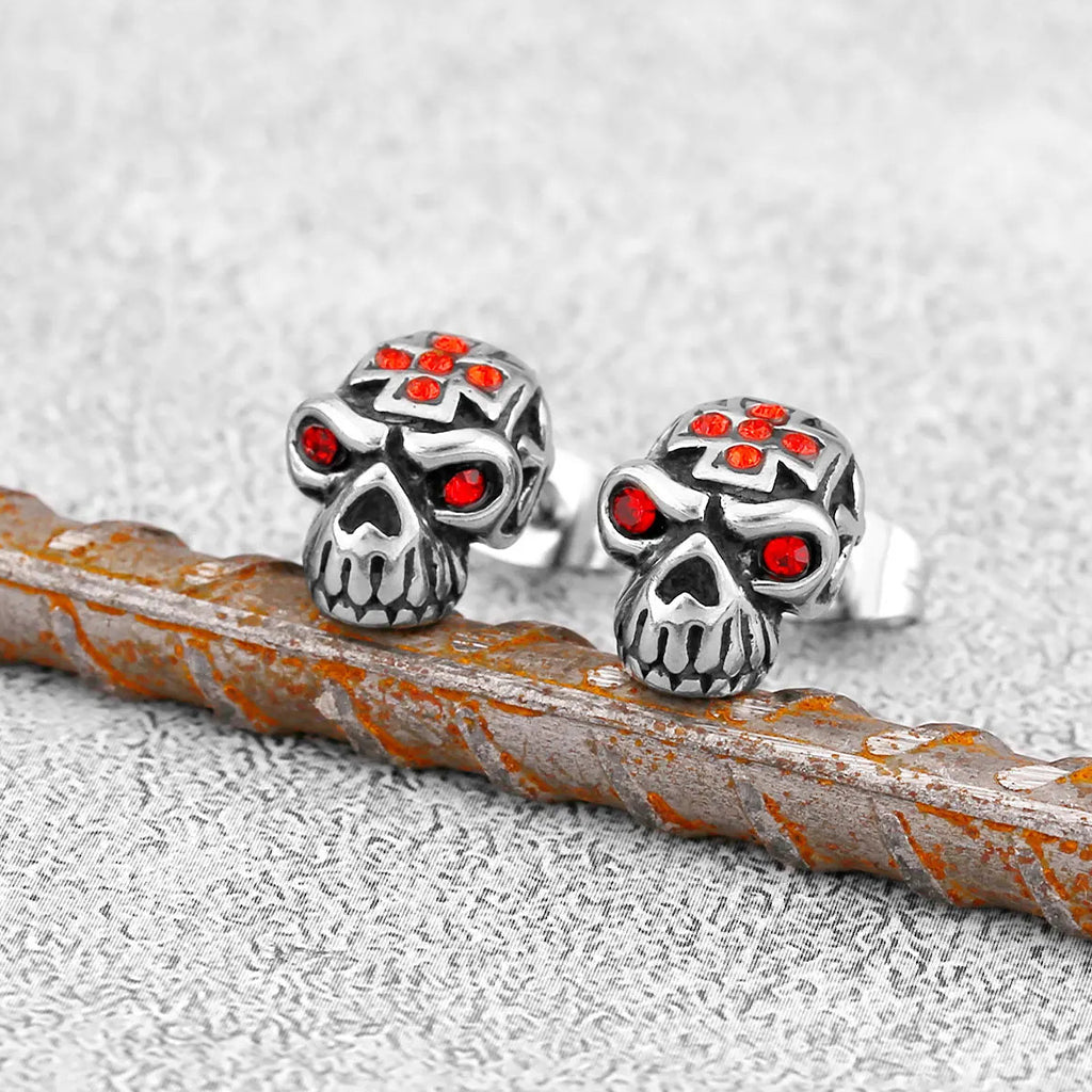 Silverfärgat dödskalle örhänge med röda diamanter