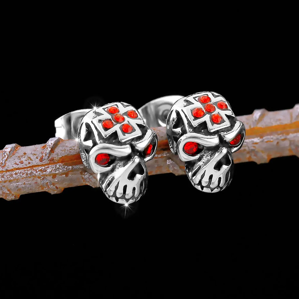 Silverfärgat dödskalle örhänge med röda stenar