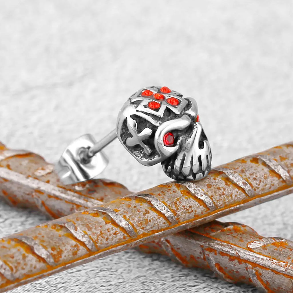 Silverfärgat dödskalle örhänge med röda zirkoner