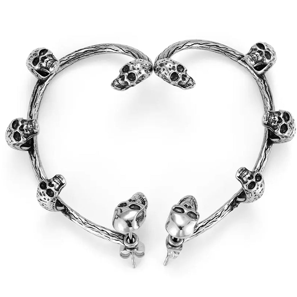 Örhänge med dödskallar som hänger bakom hela örat