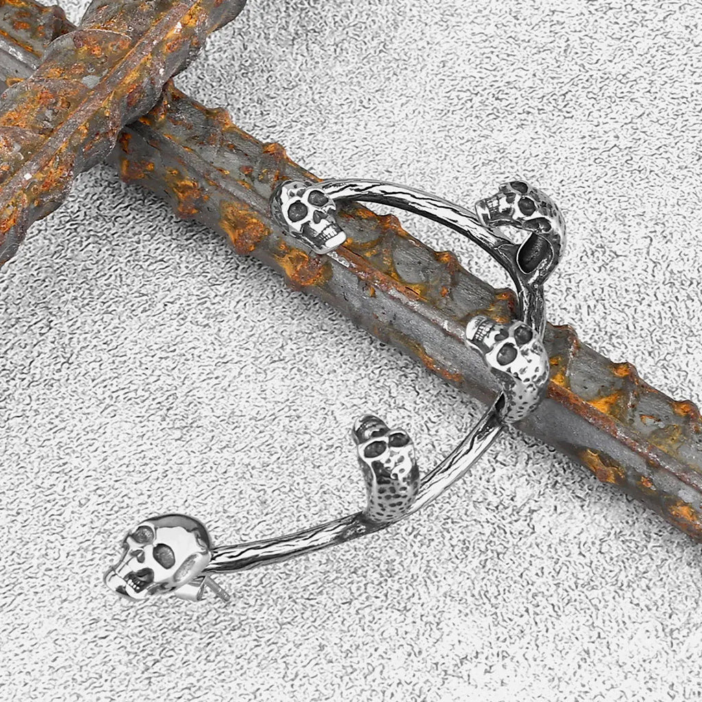 Örhänge med dödskallar som omsluter hela örat