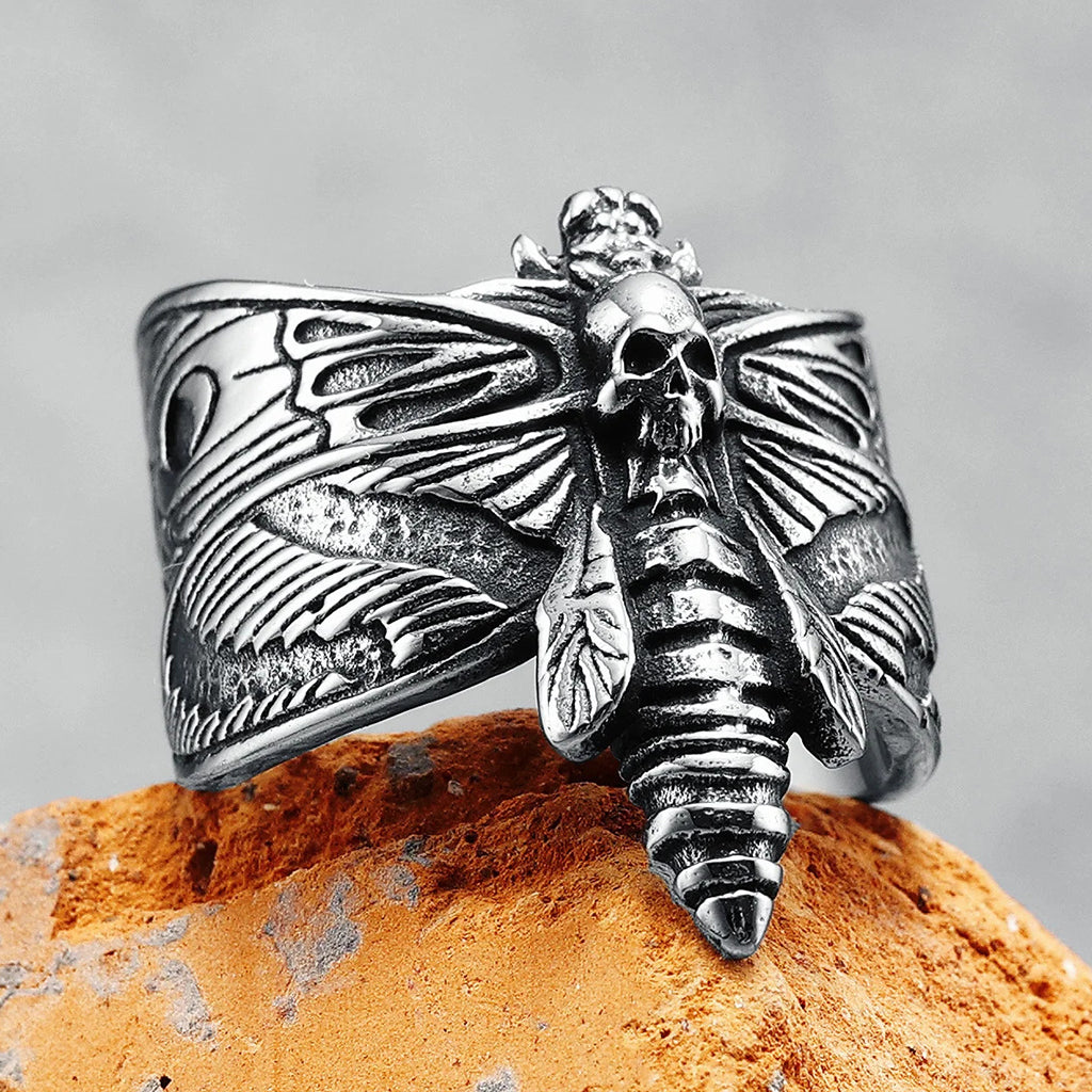 Ring med fjäril med dödskalleliknande teckning på mellankroppens ryggsida
