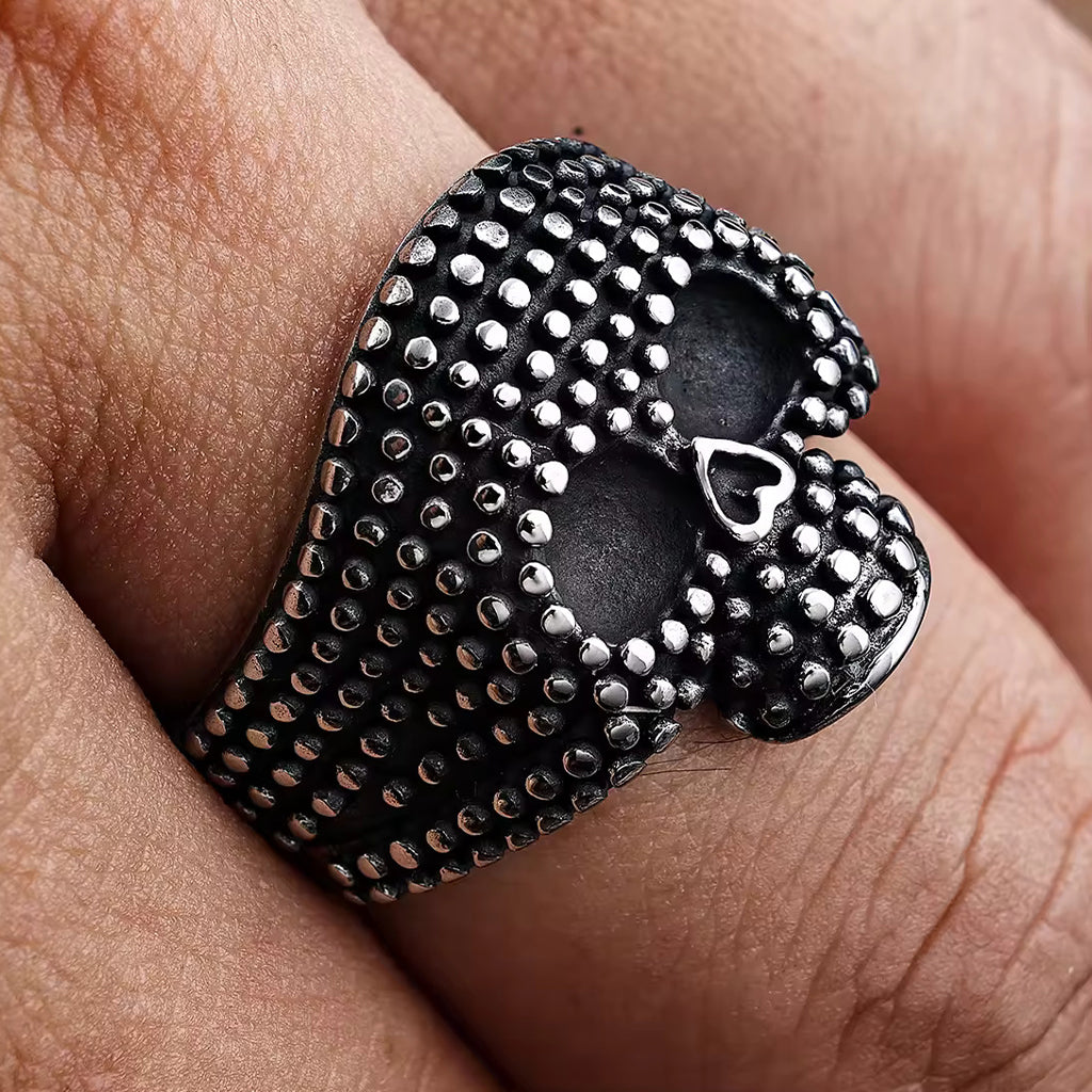 Dödskalle ring med små kulor runtom