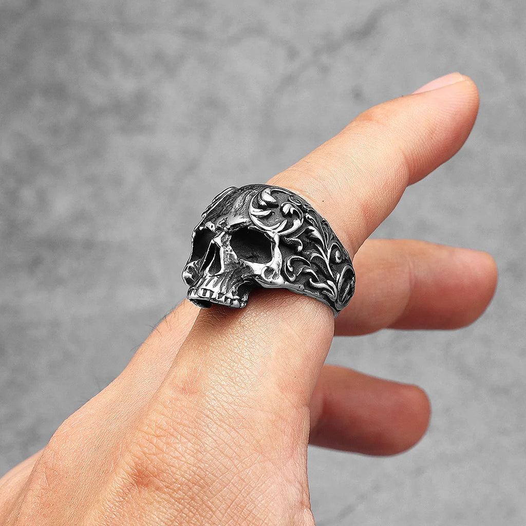 Dödskalle ring med ornamentik