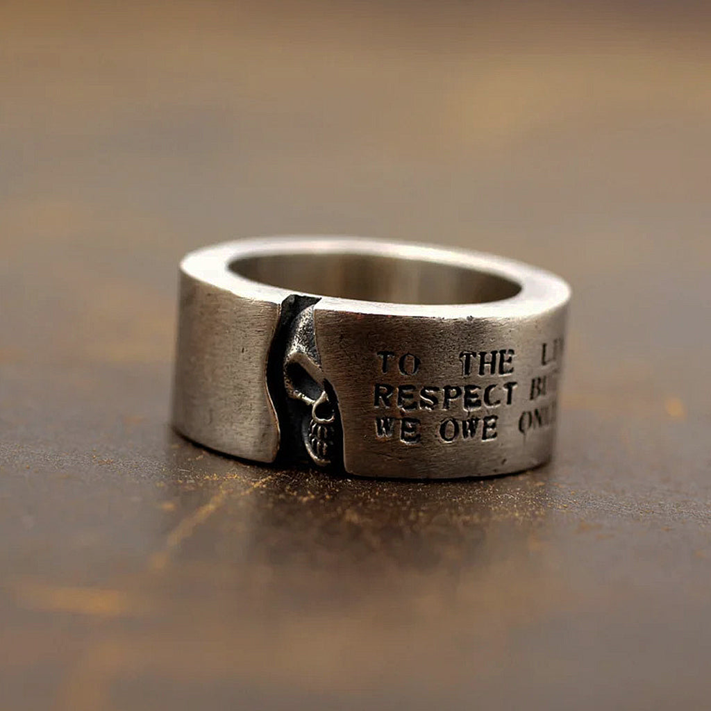 Silverfärgad dödskalle ring av sterling silver med gravyren "To the living we owe respect, but to the dead we owe only the truth"