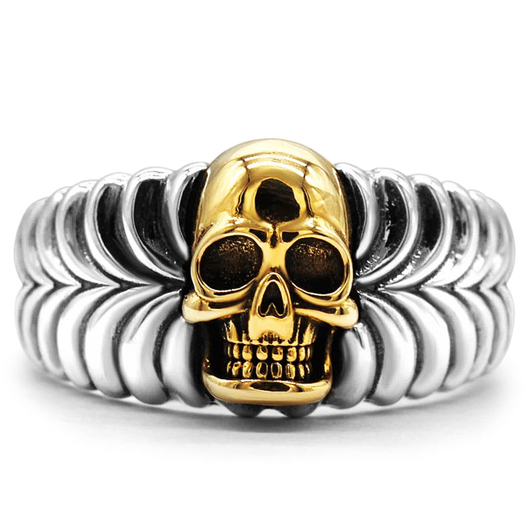 Silverfärgad ring av sterling silver med guldfärgad dödskalle framtill