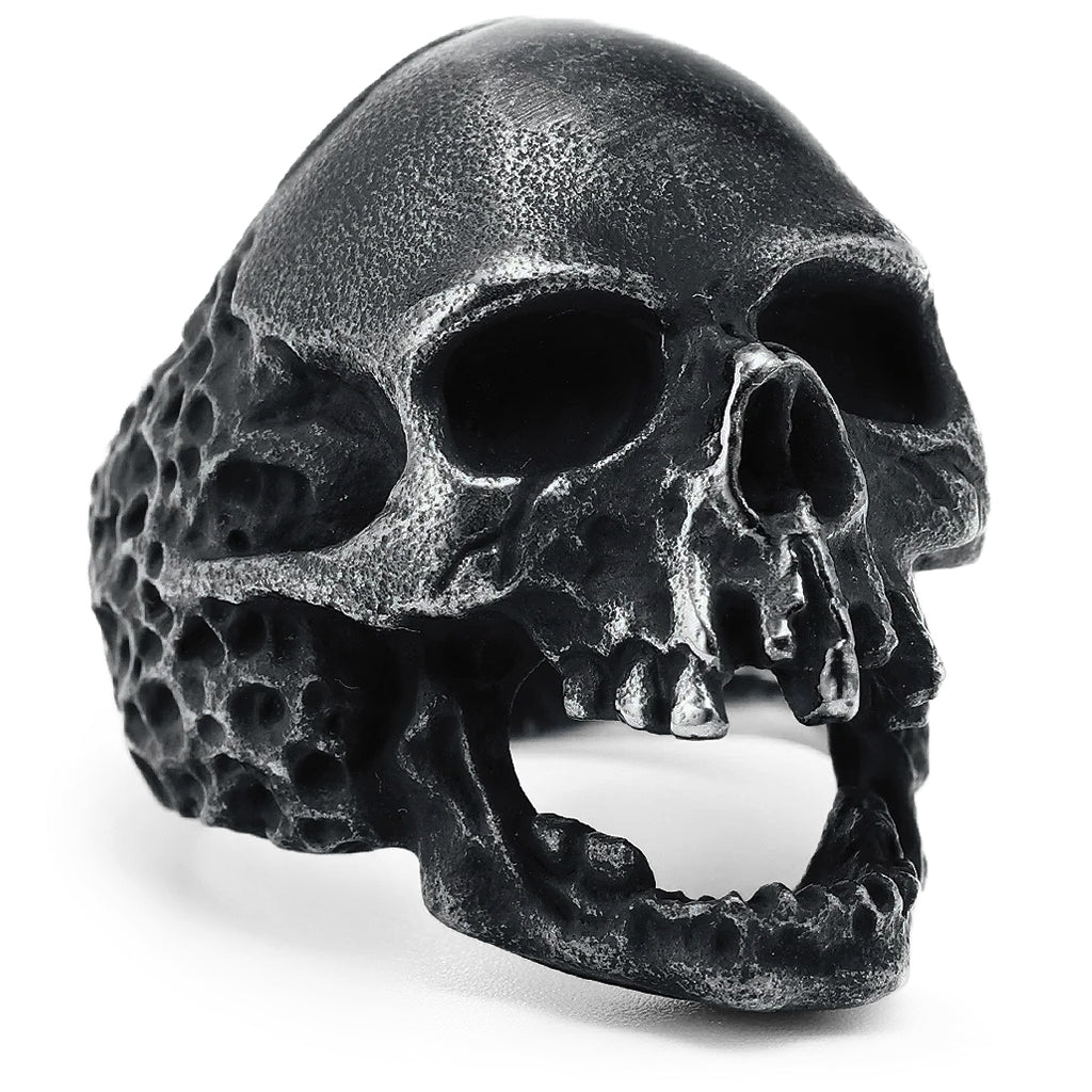 Svart dödskallering med trasig käke