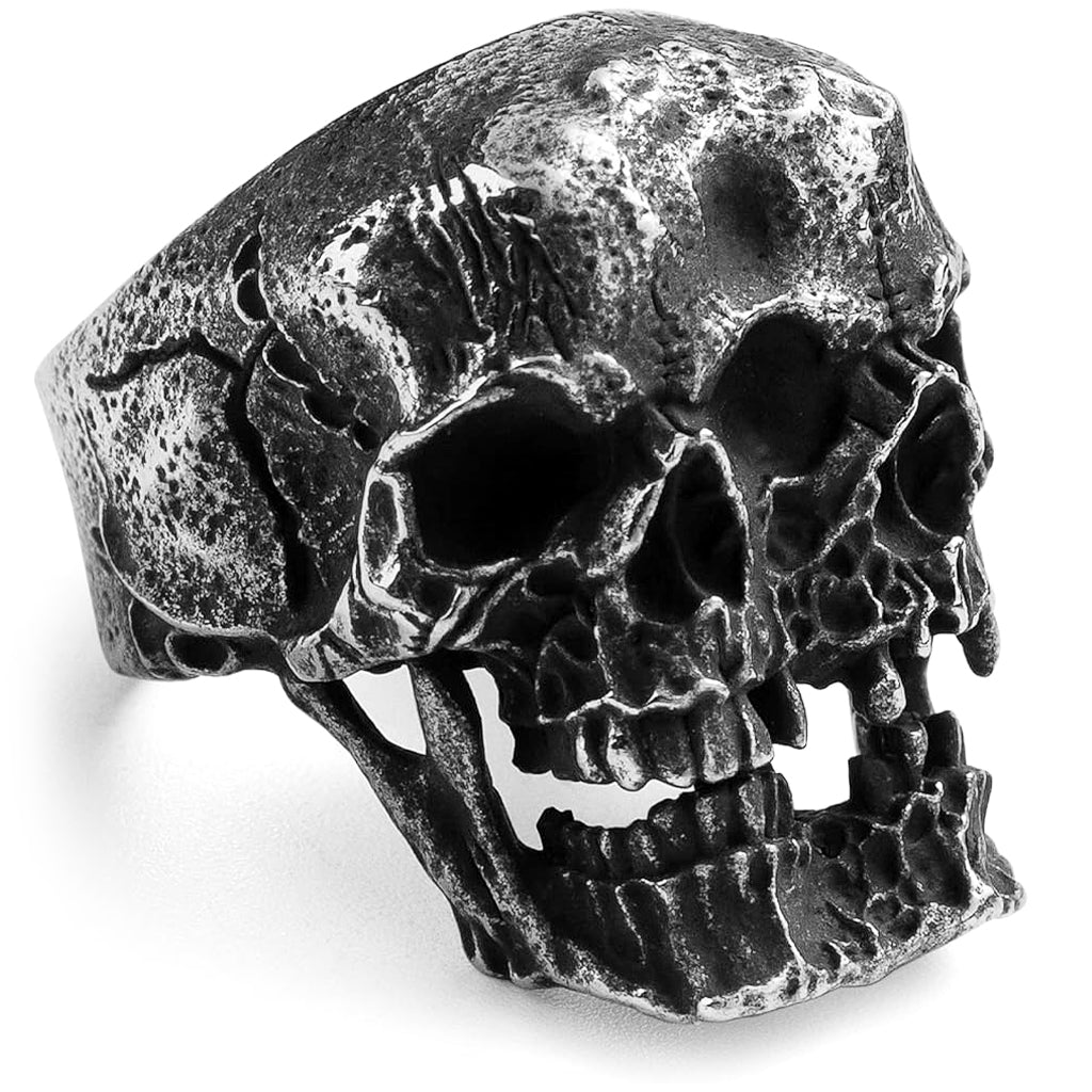 Ring i svärtat stål som visar två dödskallar som sitter ihop
